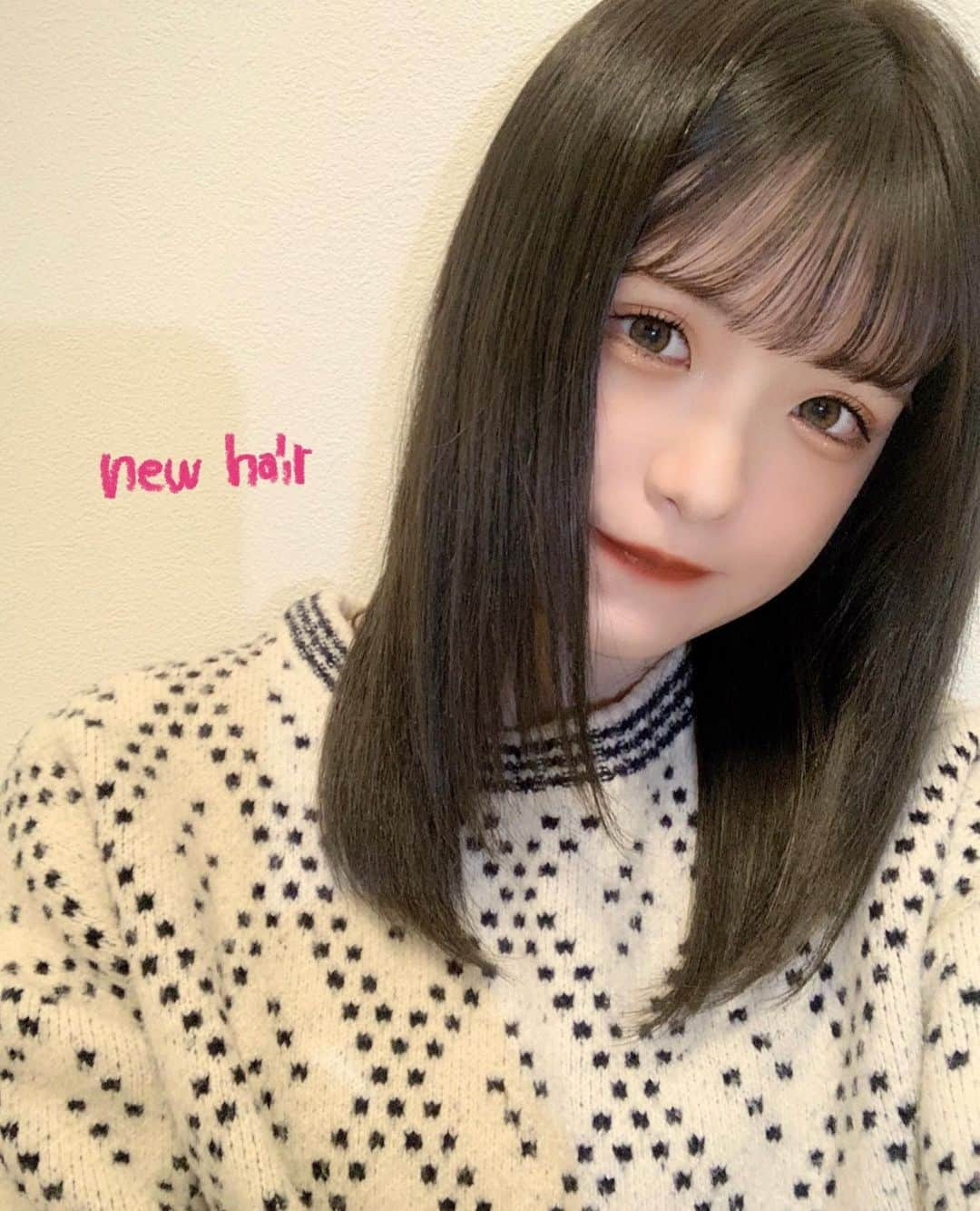 砂糖華さんのインスタグラム写真 - (砂糖華Instagram)「｜new hair ☺︎💞｜   エクステ外してカラーとカットしてもらったよ❕ こんなに短いの小・中学生ぶり🥺💦   似合ってるか不安です…😮‍💨 色は大好きなオリーブカラーだよ🌿💞     #オリーブカラー #オリーブブラウン #ミディアムヘア #ニットコーデ」1月16日 22時03分 - __162cm_