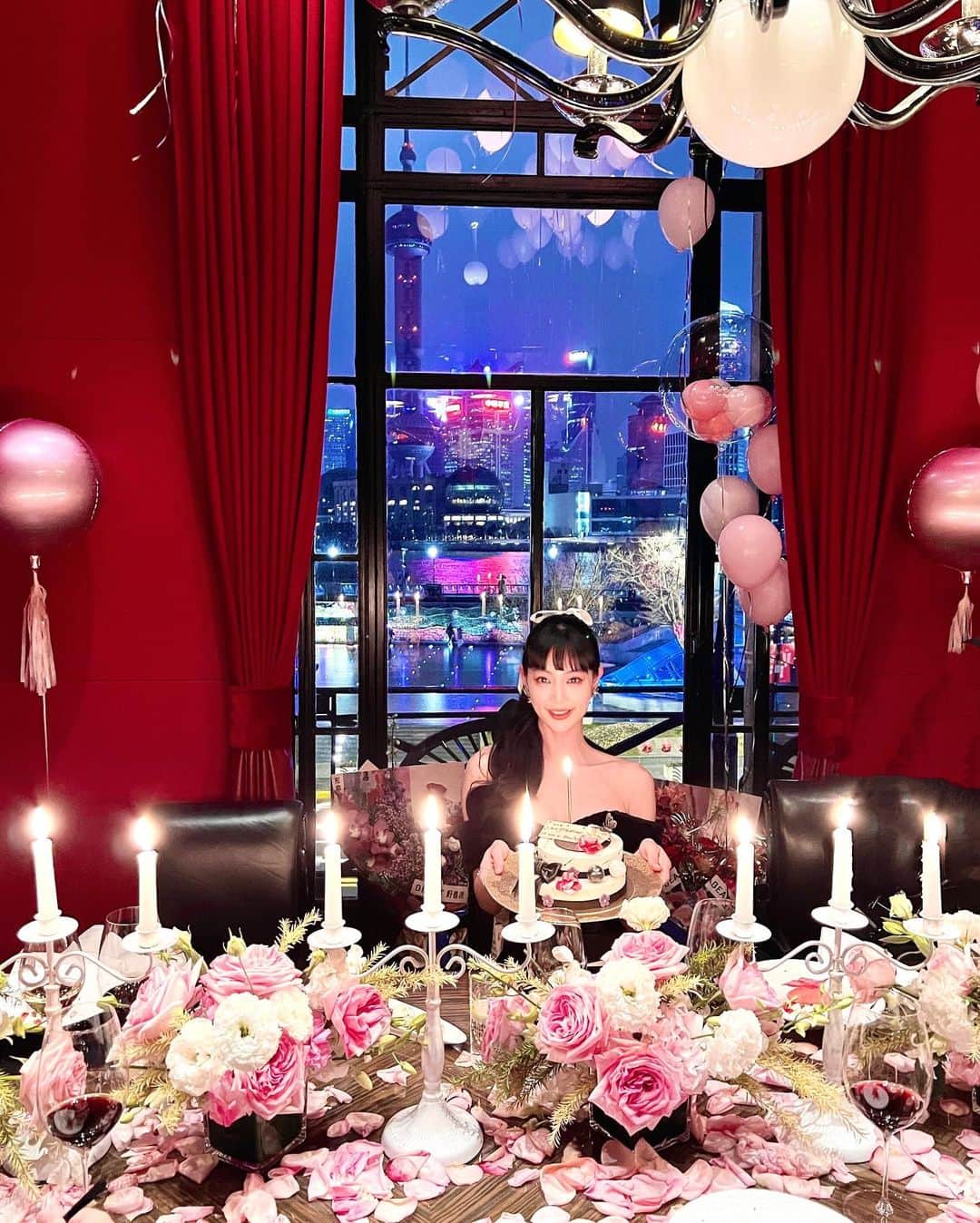 クララのインスタグラム：「It’s my #BIRTHDAY #HAPPINESS #❤️」