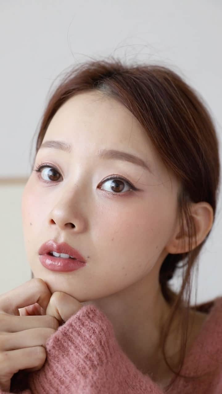 吳斐莉のインスタグラム：「最近常畫的-微智雅妝🤣 先來個短板的，改天再YT拍仔細版的yo🥴  妝前保濕 @lauramercier  煥顏凝露 保濕性  粉底 @ponyeffecttaiwan  絕對遮瑕隱形粉底 Rosy Ivory  遮瑕 @diorbeauty  完美持久遮瑕乳1N  保濕定妝噴霧 @tomfordbeauty   修容 @immemetaiwan 暖焙卡布  眉筆 @benefittaiwan  這細我的眉筆 3  蜜粉 @narsissist 裸光蜜粉餅  眼影 @kaibeauty_official 王妃盤  眼線 @ettusais_tw  絕不失手眼線膠筆 06  睫毛膏 @1028_taiwan  飛激濃瞬翹防水睫毛膏朱古棕  腮紅  @narsissist OVERLUST  打亮 @bobbibrowntaiwan Pink Glow  唇膏 @chanel.beauty 星綻唇膏116  唇蜜 @cosmedecortetw  誘光豐采唇萃  毛衣 🧶 @greenpea_tw」