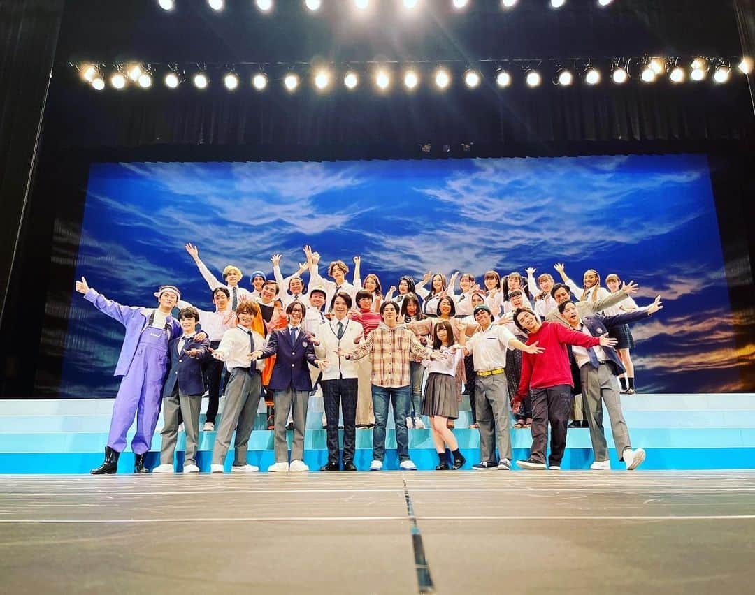 古家蘭のインスタグラム：「... 🎶🌊🤝  1月15日、舞台SING 北九州公演の千穐楽を迎えました。 色々な思いがありすぎて、書いても書いても書ききれないので少しだけ。。 ・ ・ ・ 初めは9月、東京公演での｢SING!!!｣ 初のお仕事、初の舞台、そして初の主演という全てが初めての状態で始まりました。 緊張と不安が絶えない毎日でしたが、いざ初日を迎えるととても楽しくて、お客さんの笑顔も見ることが出来て本当に幸せでした😌  そしてSINGの原点である｢SING!｣を経験させていただいた神戸公演 これは僕にとって新たな挑戦でした。｢SING!!!｣とはまた違う性格の主人公を演じ、感情や表現の幅が更に広がりました。  そして、昨日行われた北九州公演では3ヶ月ぶりに悉平として帰ってきた｢SING!!!｣を演じました。 まさか地元九州でSINGを上演することが出来るなんて想像もしていませんでした。。そして、神戸公演で培った経験を、初演で立った｢SING!!!｣からの成長として皆さんに見ていただくことは、緊張はしたけれど新たな一面を見せることが出来たのではないかと思います。 最後まで泣かないと決めていたのに、｢僕らの空｣を歌っていると東京公演のことを思い出した瞬間に涙が溢れて止まらなくなっちゃって、、笑 (実は｢奏｣の途中から我慢できてなかったことは内緒。) 2公演とも色々な思いが込み上げてきて最高に楽しくとても感慨深い舞台でした。 ・ ・ ・ なかなか上手くいかなかったり、失敗したり、たくさん落ち込んだりした。でも大成功したら沢山笑い合って、泣き合って、喜び合った。共に過したこの5ヶ月の間で色んなことを教えてくれました。 この座組は、僕にとって一生の思い出であり宝物です。座組のみなさん、本当に、本当にありがとうございました！僕はこの座組が超大好きです！ ・ ・ ・ そして山口さん。こんな僕を主演に選んでいただき、ここまで成長させていただき本当にありがとうございました！公演を重ねるごとに｢上手くなってる｣と褒めていただけてすごく自信に繋がりました。 山口さんがいつも千穐楽カーテンコール終わりに握手してくださるのがとても嬉しかったです！😂😂 ・ ・ ・ 最後に、舞台｢SING｣を見に来てくれた方、配信を見てくれた方、なにより応援してくださったみなさん。本当に本当にありがとうございました！ またいつか、最高に成長した姿をみていただけるように頑張ります🔥  出会いに感謝🙏🏻  2022.1.16 古家蘭(RAN)  #舞台SING #BMSG」