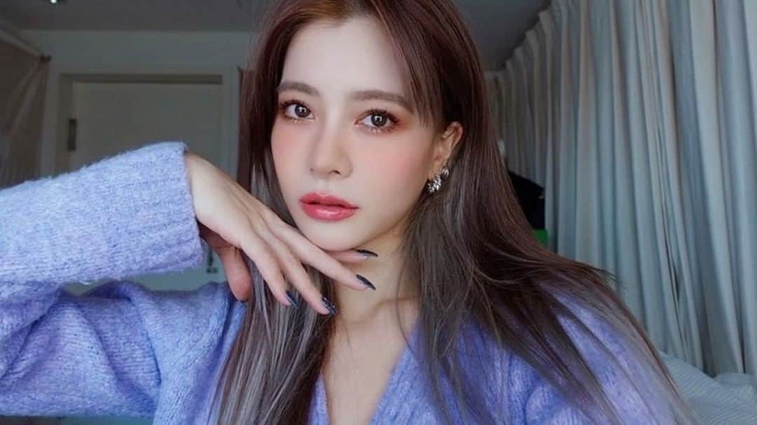林咖安（Lyla）のインスタグラム：「#makeuptutorial   上週看到一個美妝影片 說粉底液放在畫完眼妝完後再上😆  半信半疑的試畫了一下 還是習慣把粉底液放前面🤣 要不然會一直覺得底打的不完整  這次除了粉底液的順序之外 也黏了一個比較自然的睫毛 兩長兩短型 用在日常妝容還滿適合❤️  希望明天大家上班上課不憂鬱😉  #makeup  #casualstyle  #makeupideas」