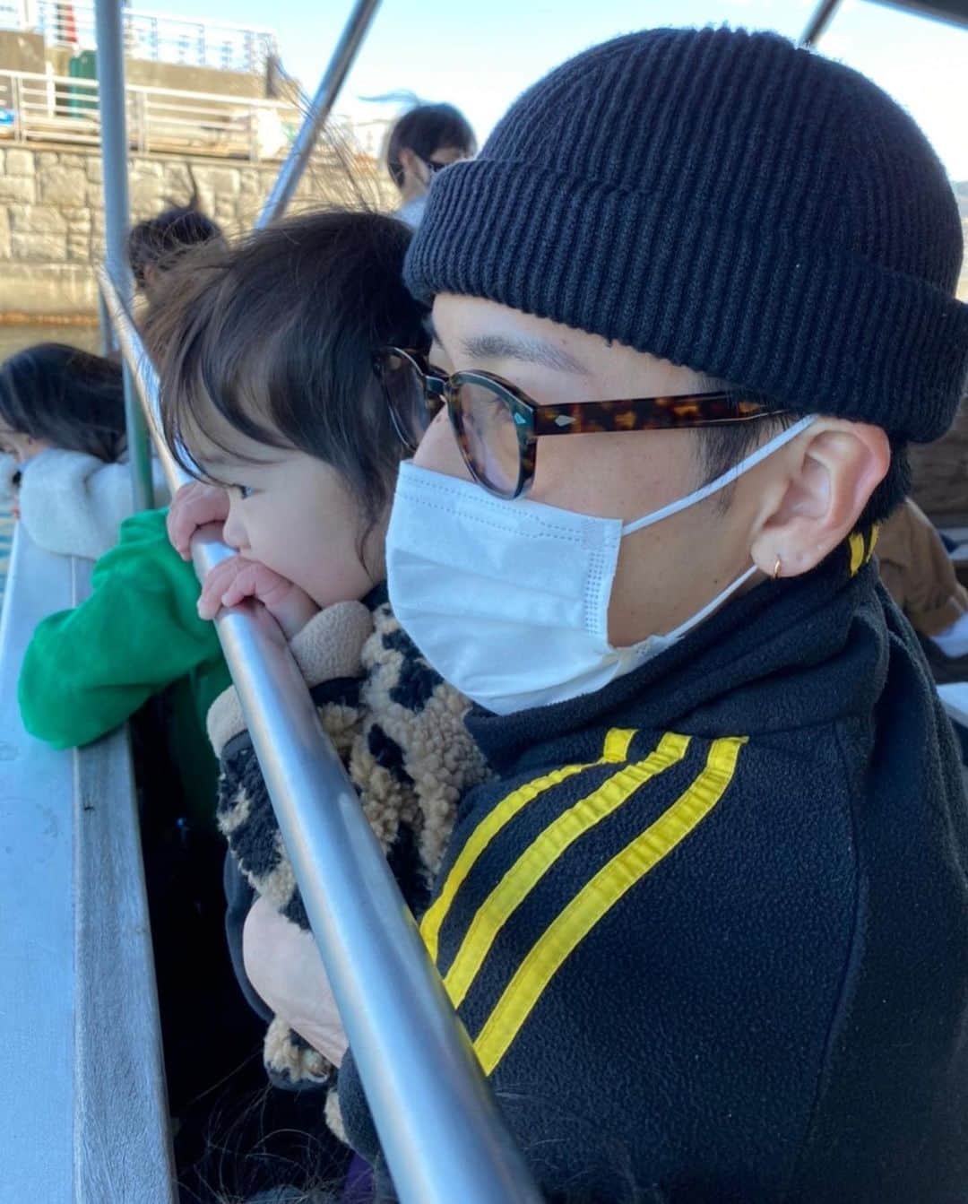 Kazukiのインスタグラム：「長男と末っ子春ちゃん♡ まるで親子🥰 いつもありがとう💕 • • #兄妹#年の差兄妹#長男#七女#癒し#溺愛#六男七女#13人兄妹#15人大家族#漆山家#ありがとう#遊覧船#大家族旅行」