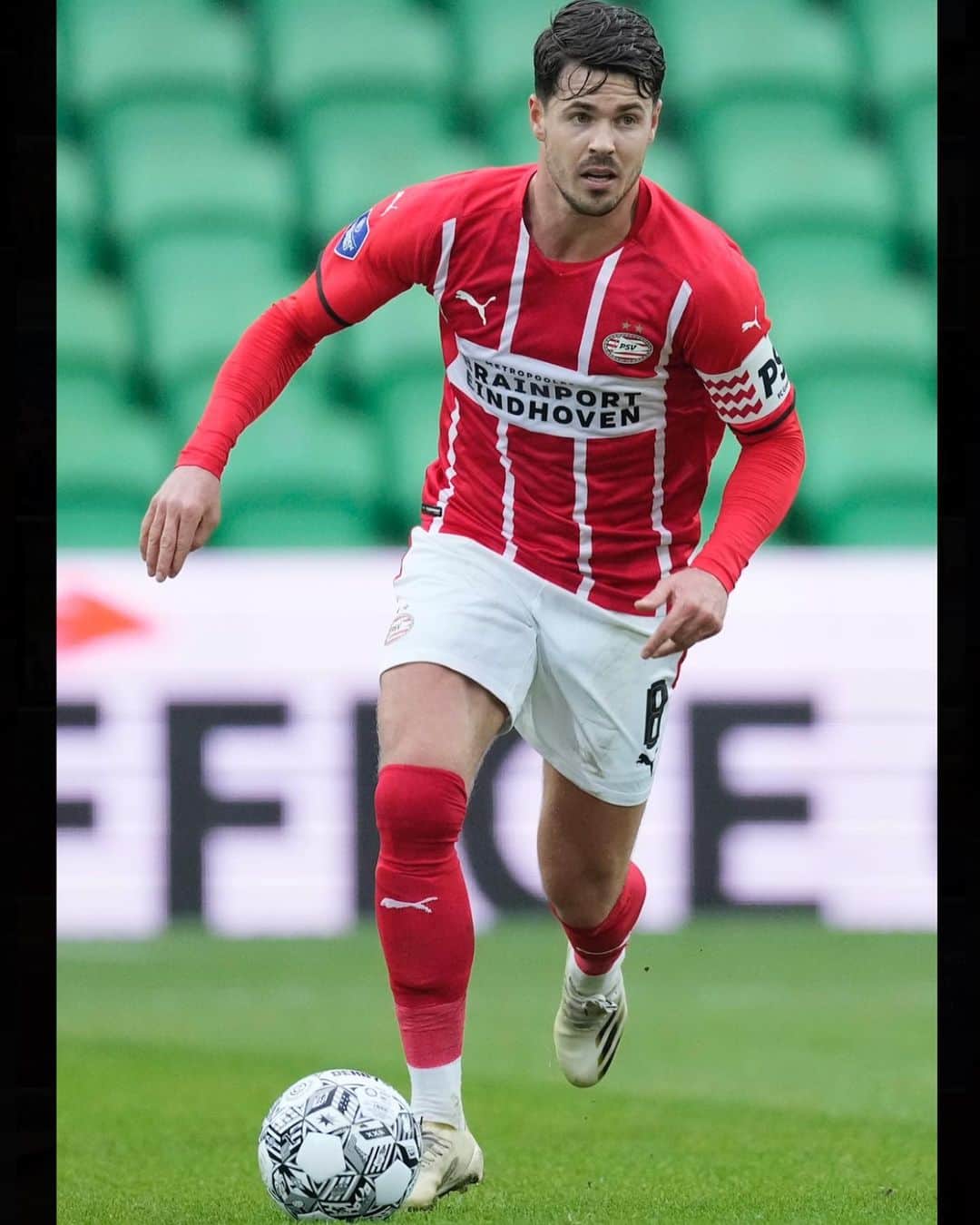 マルコ・ファン・ヒンケルのインスタグラム：「First 3 points of 2022. Back to Eindhoven! 🔴⚪️ @psv」