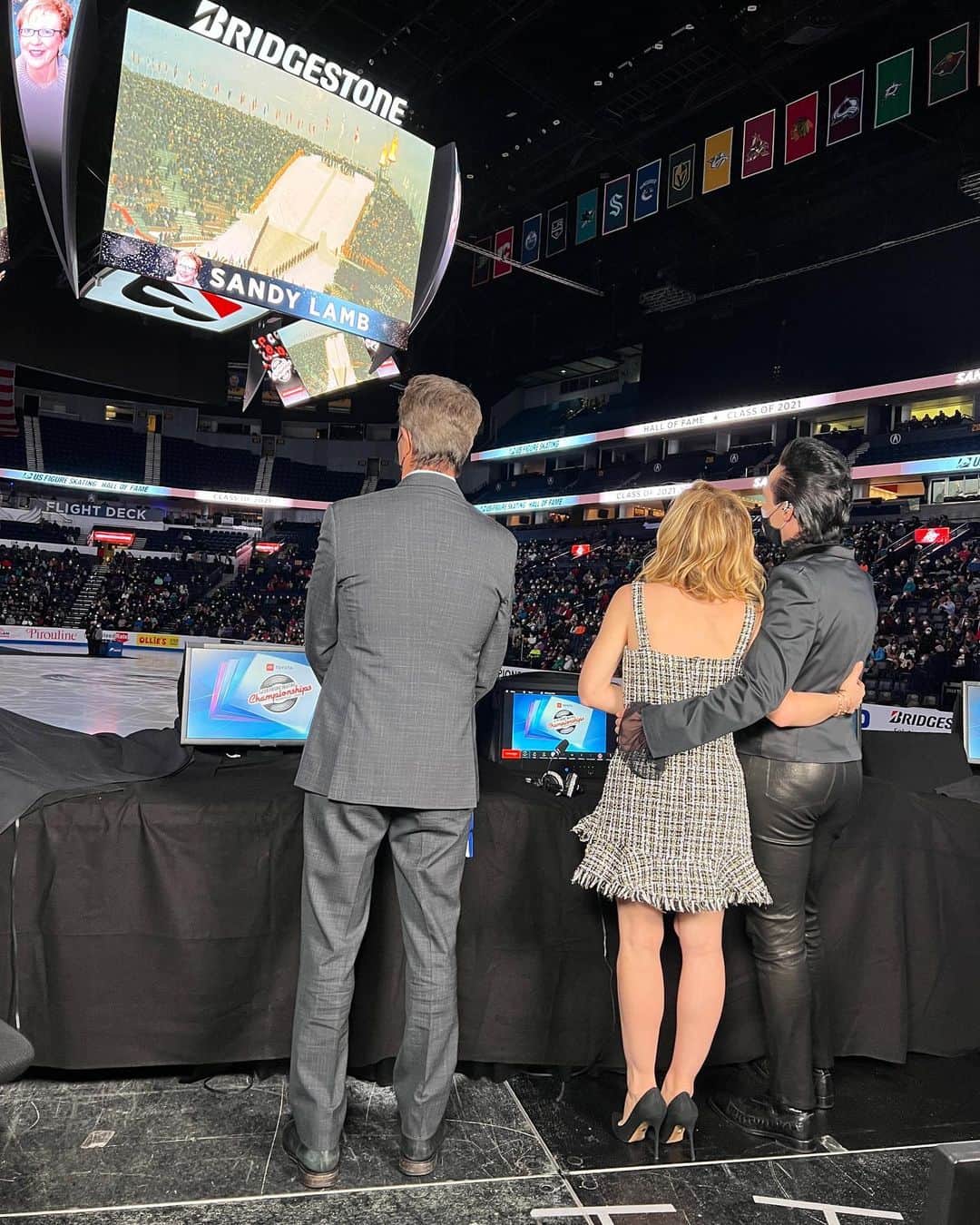 タラ・リピンスキーのインスタグラム：「I’m a busy bee during an Olympic season but I can’t let a Nationals pass without documenting it. This was our EIGHTH Nationals together. Where does time go?! My two work husbands. I love them both so very much! Both on the air and off, I’m lucky to have you guys in my life. 🎤🎤🎤 @johnnygweir @terrygannon83 I also want to thank our amazing crew, from our incredibly talented producer @alexapritting to our director Chuck D and every single person that helps us get these shows on the air. Trace, Wendy, @brigidbeara @sarahhughes11 @jennifer_provost_  I am going to stop here because I don’t want to forget anyone but you all know who you are! Thank you!」