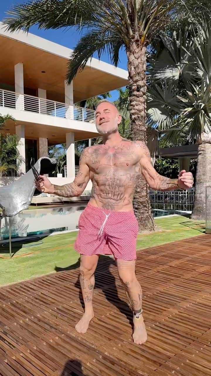 のインスタグラム：「You wanna chill with the big boy..😂 #gvlifestyle」