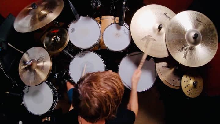 のインスタグラム：「another clip from a playthrough of a tune called NEZM from Thip Trong. Full vid on my YouTube channel. Link in Story   #vf15 #vicfirth #vicfirthsticks #zildjian #zildjiancymbals #zildjianfamily #teamremo #remodrumheads #remo #bigfatsnaredrum #drumming #drummer #drums #groove #chops #pearldrums #crumbweststudios #shanegaalaas」