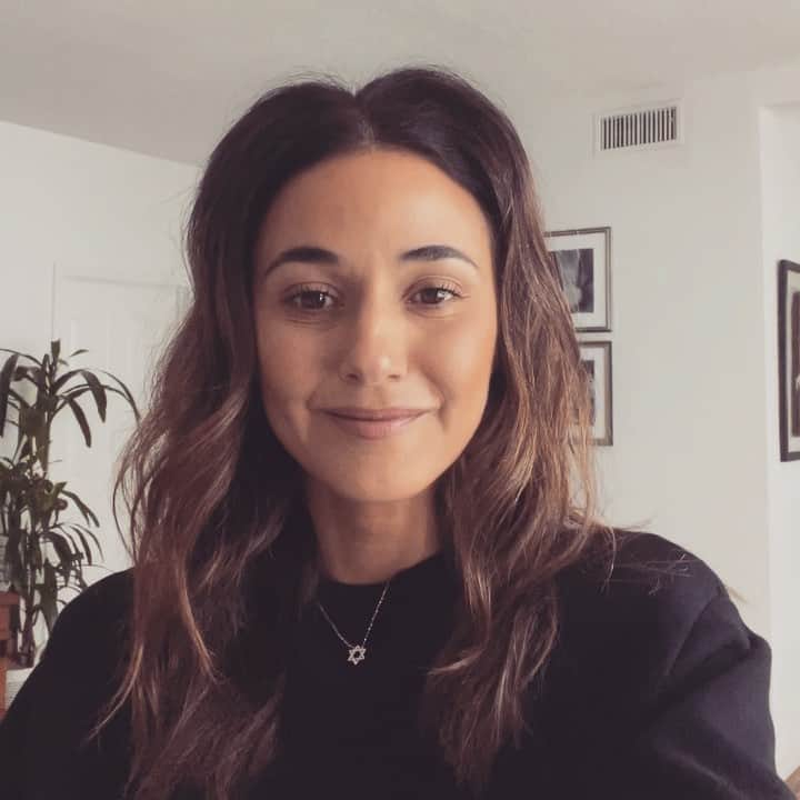 エマニュエル・シュリーキーのインスタグラム：「Happy Sunday!! This video is about thanking you all for sharing your wishes for the world as well as announcing the recipient of the @brookerayn Star of David necklace .. I love you guys!  XxxEmmanuelle」