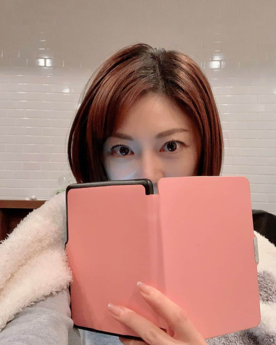 原史奈さんのインスタグラム写真 - (原史奈Instagram)「3月の舞台に向けてお勉強 太宰治作品を色々読んでいます📕 なんとも色っぽくユーモアがあって でも破壊的な脆さもあって、、、不思議な魅了があります なんで今まで読んでこなかったんだろう 作品はたくさんあるから楽しみだ #勉強 #準備 #太宰治 #読書 #斜陽 #グッドバイ #人間失格 #面白い #原史奈 #ゴルフ #ゴルフレッスン #ゴルフ女子 #ゴルフ大好き #golf #ゴルフウエア #ゴルフコーデ #ゴルフグッズ #ゴルフ動画 #ping #ピン #ping女子 #gle2 #g410 #even #archivio #アルチビオ #cuartounited #instagolf」1月17日 5時35分 - fuminahara