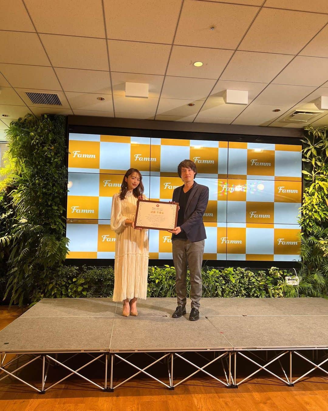 近藤千尋のインスタグラム：「おはようございます☀  Fammのアンバサダー就任式にて。。📸 私も働く女性としてママとして 家庭との両立で葛藤するときもあるけど 発信出来る立場として 働くママや女性にちょっとでも勇気を 出してもらえたら嬉しいなって🥰  そんな気持ちを共感し合える会社さんに 出会えて幸せだ❤️❤️  ウェブデザイナーさんの講義を 一緒に受けさせてもらいました💻 はじめてのPhotoshop使ったり 楽しかったなぁ❣️ 家にあるMacBook、使いこなしたい。笑🥺  そしてiPhoneの画質がすごい！笑 (13pro max📱)  今週もがんばろね💕」