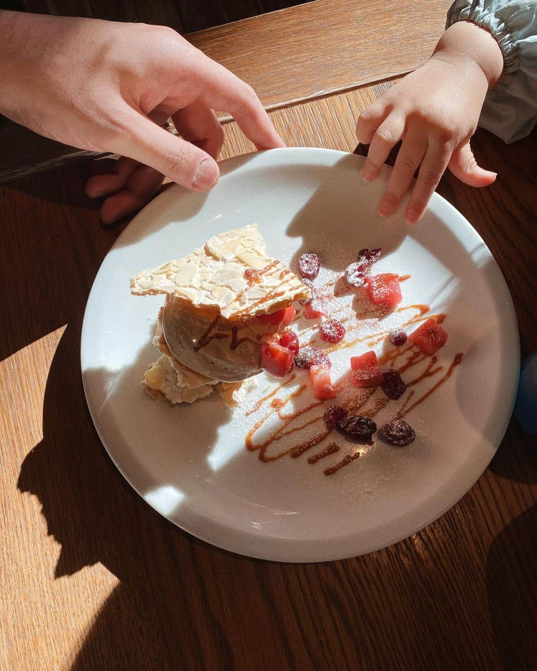 松本ゆいのインスタグラム：「パパと息子の小さな手🤲♡ #babyboy#1歳半#lunch#ivyplace」