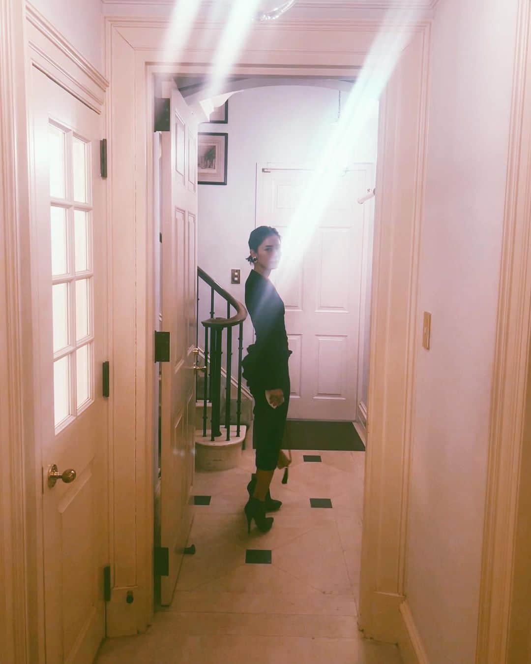 白澤貴子のインスタグラム：「I’ve got to spend quality time with my family.  結婚記念日。  なんと17回目。  この記念日ディナーで、最近息子が一之輔さんという落語家さんの千両みかんという噺を聞くのにハマっているという事実が発覚。  相変わらず渋い。 そしてまたもや私の知らない世界。  太って何年も入らないままだったレッドカーペット級のスリムなドレスがやっと着られるようになりました🙏」