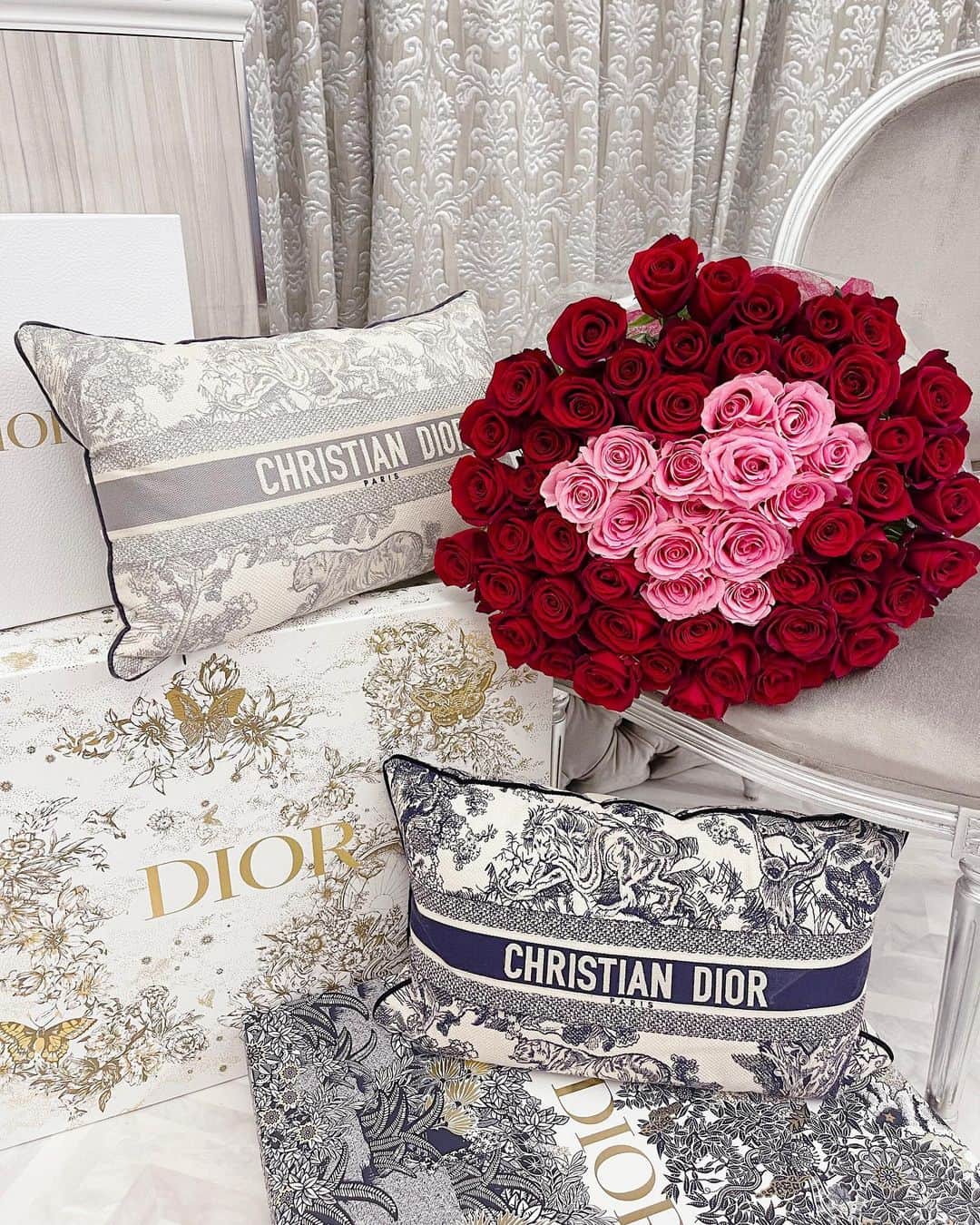 本多胡桃のインスタグラム：「🌹🌹🌹  House of Dior 🤍  #Valentine#happyvalentinesday#roses#rosegallery#dior#houseofdior#ディオール#ハウスオブディオール#薔薇の花束#ローズギャラリー#バレンタインデー#ハート薔薇」
