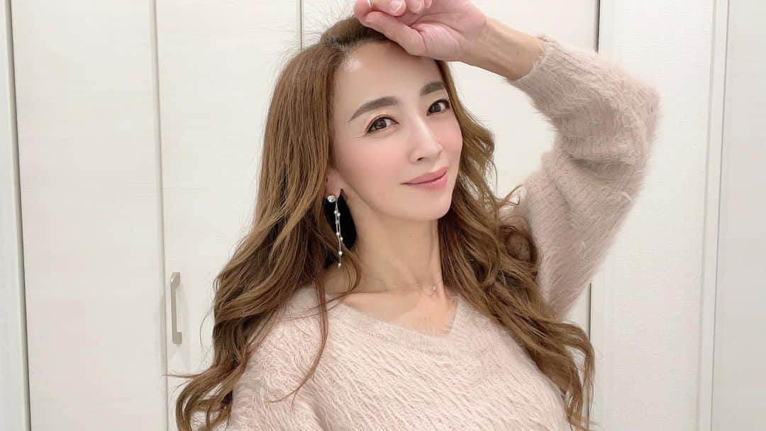 のインスタグラム：「Web広告用の素材提供のご依頼 たくさんありがとうございます✨  これは最近Web広告でよく目にする おでこのシワ改善クリームの動画&静止画😊  シワの気になる箇所なら目尻や眉間、口元にも使えます🤍  こんな私でもモデルとしてお声かけいただけることに 感謝です🌿  お仕事のご依頼はDMまで✨  #インフルエンサー#広告#モデル#広告モデル#広告撮影#広告写真#インタビュー#ファッション#コーディネート#コーデ#旅行#グルメ#美容#素敵女子#大人女子#オトナ女子#大人キレイ#大人可愛い#40代#美魔女モデル#アラフォーモデル#ミセスモデル#ママモデル#アンバサダー#インスタグラマー  #model#modeling#modelshoot#modellife#influencer」