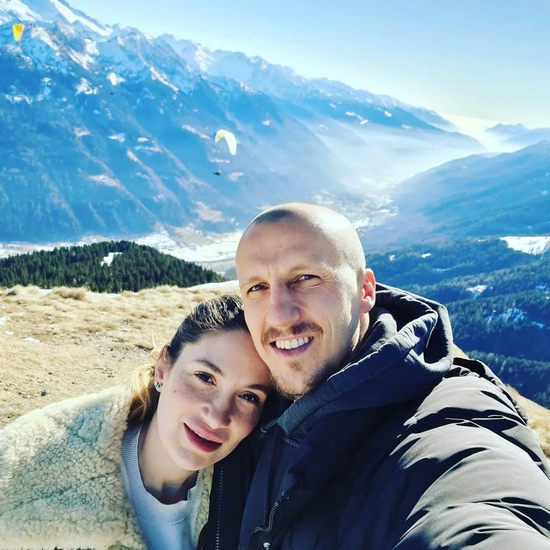 ヴラド・キリケシュのインスタグラム：「Happy anniversary to us beib ❤❤❤ Love you 😍😘」