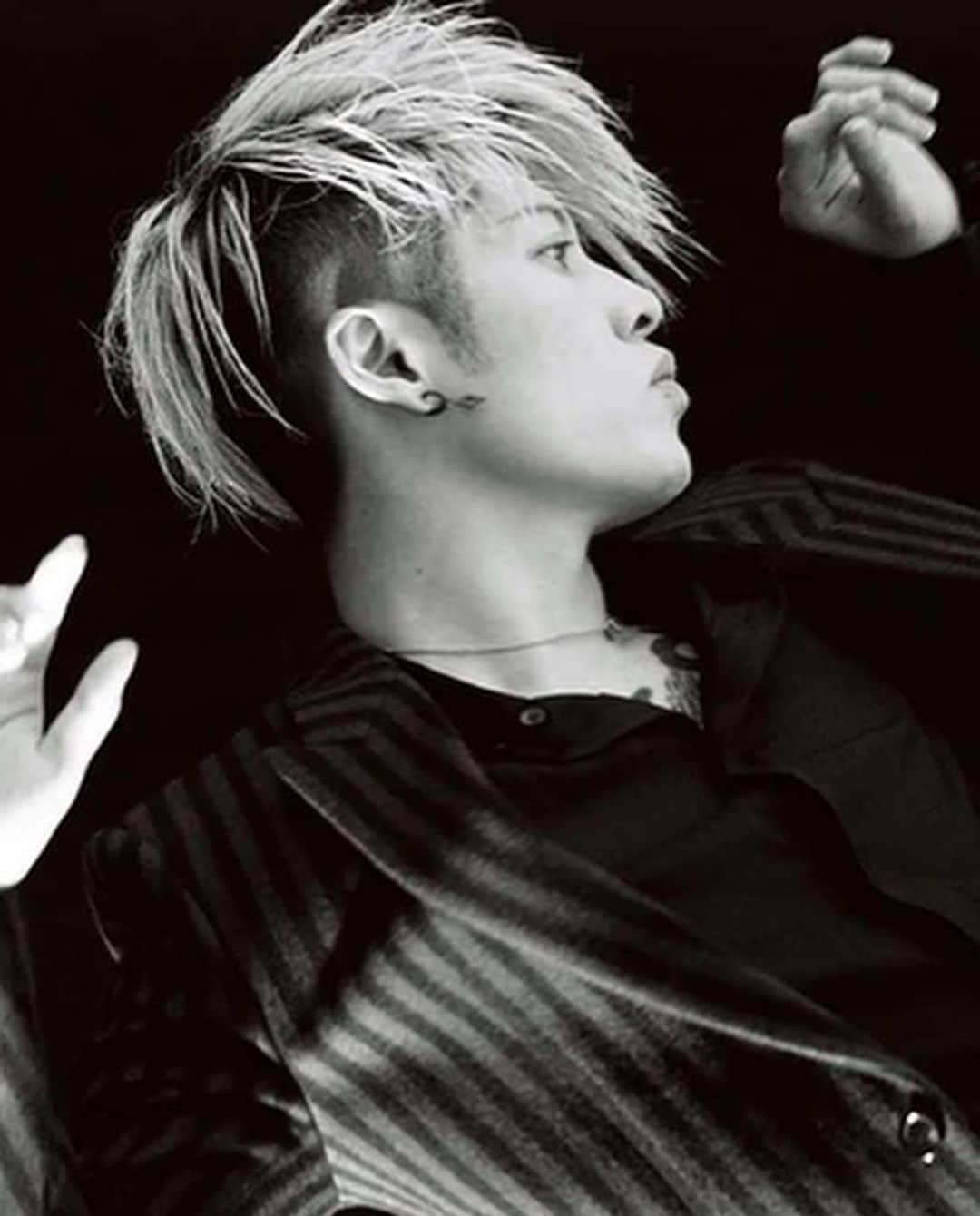 のインスタグラム：「Happy #ValentinesDay 🌹#Repost @miyavi.fanpage ・・・ Posted @viandnyl  【VI/NYL#001】  🚨https://viandnyl.com/blogs/web-magazine/001-miyavi  MIYAVI（@MIYAVI_ISHIHARA） アーティスト／俳優。エレクトリックギターをピックを使わずに全て指で弾くという独自の“スラップ奏法”でギタリストとして世界中から注目を集め、これまでに約30カ国350公演以上のライブと共に、8度のワールドツアーを成功させている。俳優としてハリウッドデビューも果たし、国内外の映画に出演。2017年には日本人として初めてUNHCR（国連難民高等弁務官事務所）親善大使に就任。  ウェブマガジンにてインタビュー全文公開中。 URLはプロフィールのリンクから🔗  ---  The full interview is now posted on Tumblr. Click link in bio.  #viandnyl #MIYAVI #caelumjp」