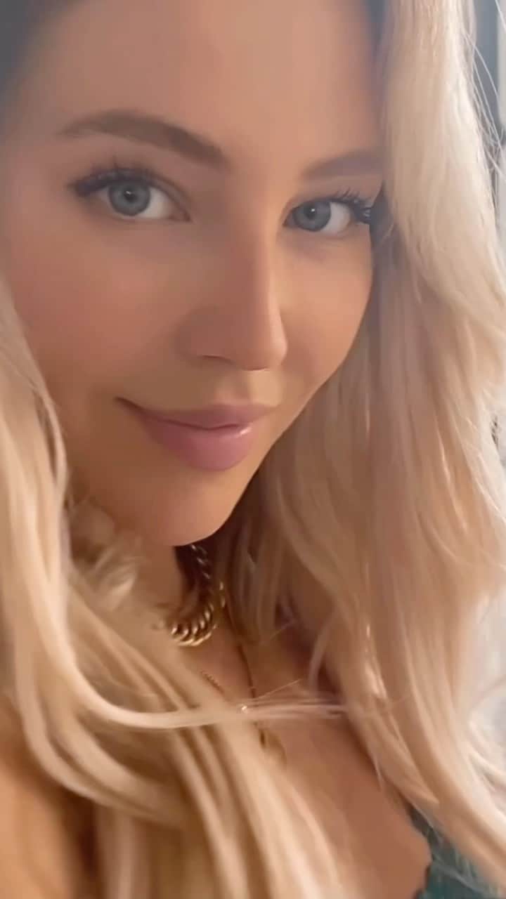 Rahelのインスタグラム：「Happy V-Day 💋」