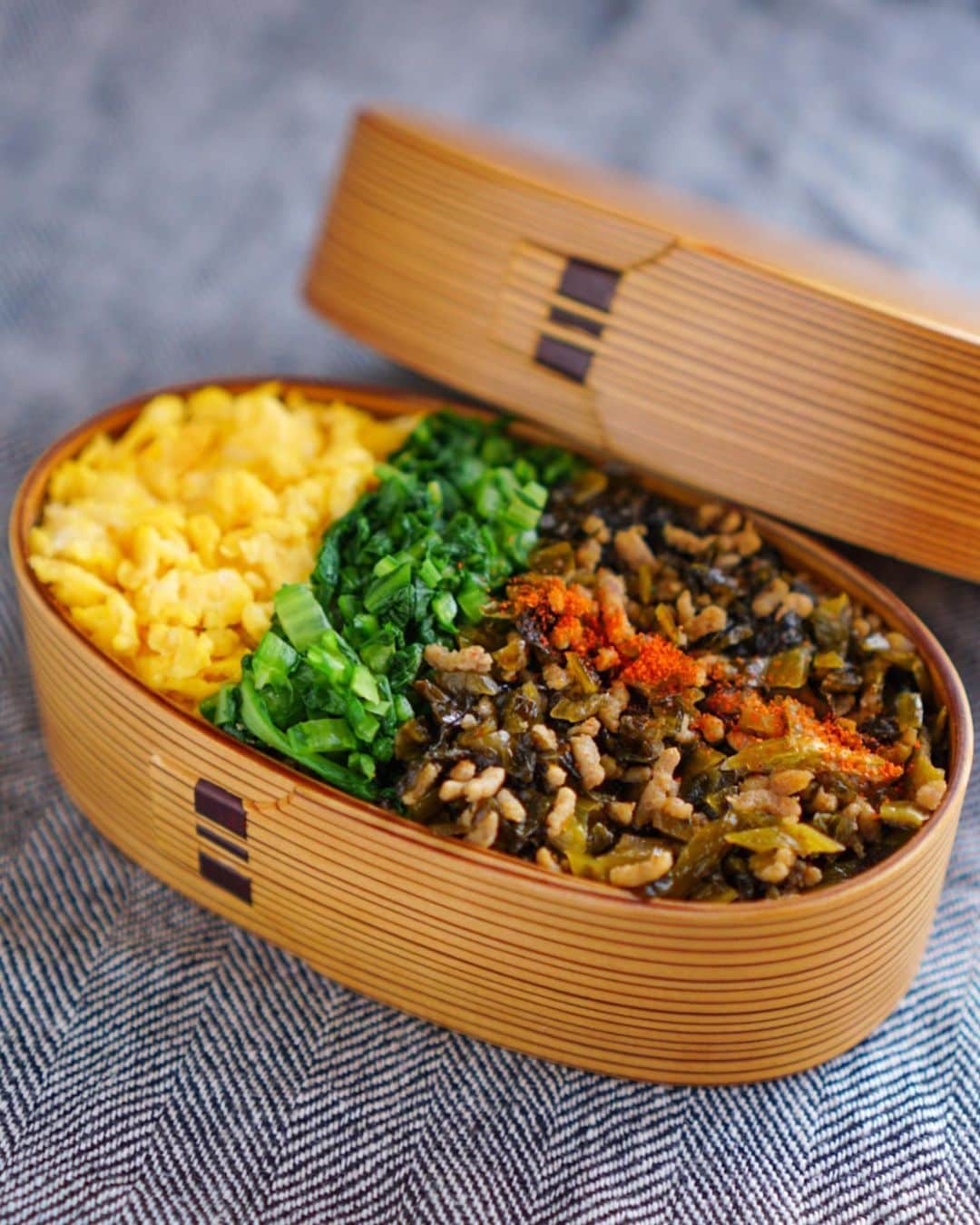 Chiharu Ko8yacさんのインスタグラム写真 - (Chiharu Ko8yacInstagram)「○高菜そぼろ弁当○ ・ ピリ辛高菜そぼろ 春菊とたまご ・ Pは人間ドックのため今日はひとり分 ・ 普段煩いことを言わないP氏が わたしのメールの未読放置が4000件以上になっているのを ”それほんとに嫌😒“とおっしゃる。 しゃーない、、と削除し始めて1か月。毎朝数件削除して夜にもまた削除して0にするけど、なんだろなこの不毛な作業🤷🏼‍♀️🤷🏼‍♀️ みんな削除しているの？ #だいたいAmazonとカード会社からのフィッシング🎣 #obento #bento #lunchbox #お弁当 #おべんとう#曲げわっぱ#わっぱ#そぼろ弁当#高菜そぼろ#三色丼#三色弁当」2月15日 8時03分 - ko8yac
