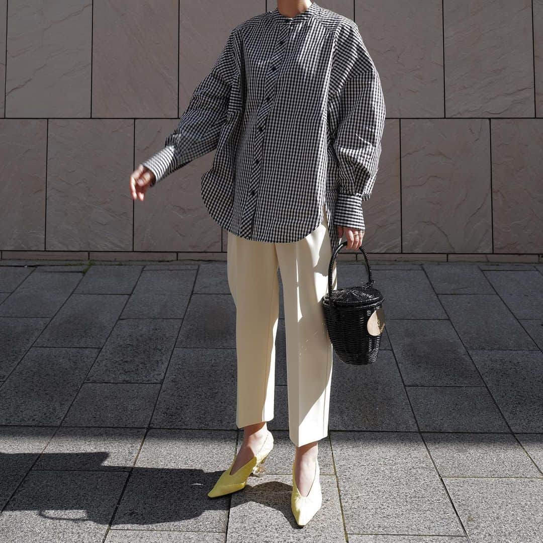 正中雅子のインスタグラム：「🐝🍋  spring yellow💛  MACHATTで人気の定番スタンドカラーオーバーSHとテーパードPT!!  今シーズンは、定番のホワイトに加えてギンガムチェックです！  テーパードPTは、馴染みの良いレモンイエローと絶妙なGRYが春の新色です！  このセット、本当背も高く見えるし着てても安定感すごい♡  2/18 FRI 12:00 PRE ORDER start!!  #MACHATT #masaco服」