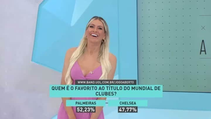 レナータ・ファンのインスタグラム：「O assunto era Thiago Silva, antes da final do Mundial. E a conversa se desenrolava, só que este post é sobre trabalhar ao vivo e seguir como se nada tivesse acontecido depois de um leve imprevisto 😂😂😂😂 @chicogarciaa @jpsgarbi @capelareal @denilsonshow @silveira1969 @chagasmills」