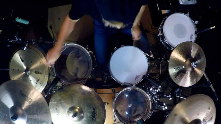 のインスタグラム：「I get a lot of requests for this stuff. So here ya go…Torture yourselves 🪓🕺 Full vid on my YouTube Channel. Link in Story.   #vf15 #vicfirth #vicfirthsticks #zildjian #zildjiancymbals #zildjianfamily #teamremo #remodrumheads #remo #bigfatsnaredrum #drumming #drummer #drums #groove #chops #pearldrums #crumbweststudios #shanegaalaas #torturetest #dieselmachine」