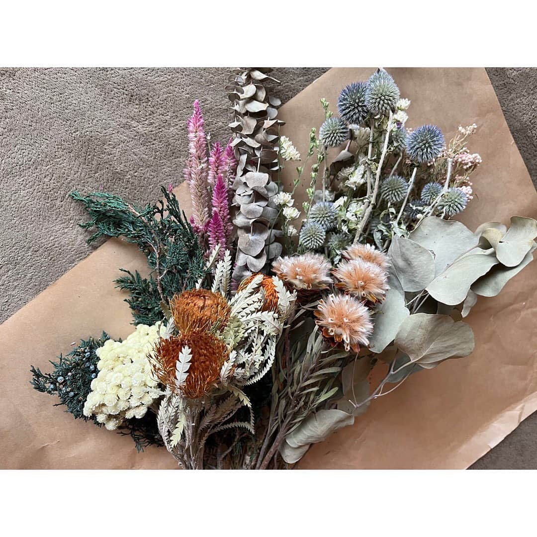 ソニンのインスタグラム：「. Happy Valentine’s day🌹 ❁.｡.:*:.｡.✽.｡.:*:.｡.❁.｡.:*:.｡ My work of art with dried flowers．  バレンタインでしたね 昨日は一日中撮影でしたが 現場は皆さまの愛で溢れて幸せでした❤️ 3話ご視聴&感想ありがとうございます♡  #最近ドライフラワーデビューしました #エネルギーが中に篭っているという解釈もあると知って #いやぁ可愛い #となりのチカラ #ValetinesDay#Valentine#DriedFlower #ソニン #マリア」