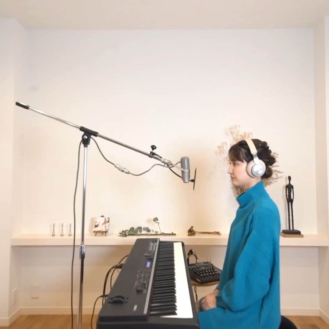 のインスタグラム：「YouTube、なすチャンネルで新しい弾き唄い動画をアップしました！ 今回ははじめてflannel studioから録音してみました。 過去に生んだ自分のうたが、今の自分を励ましてくれることがよくあるのですが、 「邂逅」はまさに今、刺さる曲です。  フルバージョンはYouTubeチャンネルでぜひ聴いてください！  【本人映像】南壽あさ子、「邂逅」を唄う。 https://youtu.be/dO0SA7lYFAI」