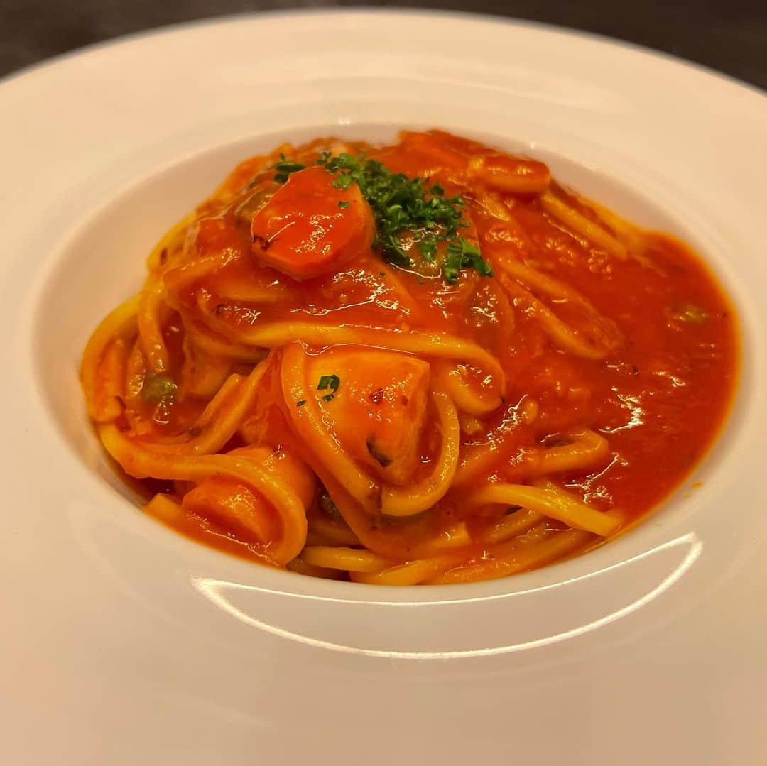 タブローズさんのインスタグラム写真 - (タブローズInstagram)「. もちろんパスタも絶品🤤‼️ 🐙たこのアラビアータ🐙  麺は、浅草開化楼開発!低加水パスタフレスカ（生麺）を使用しているので、歯切れの良いモチモチ麺で、タコのぷりぷり食感も楽しめるソースとよく絡み絶品です🤩🐙  おすすめのパスタです🍝 是非ご来店お待ちしております🤵🏻🤵🏽‍♀️✨  #tableaux #タブローズ #代官山タブローズ #アラビアータ #浅草開化楼 #低加水パスタフレスカ #パスタ好き #麺好き #東京レストラン」2月15日 10時55分 - tableaux_gd