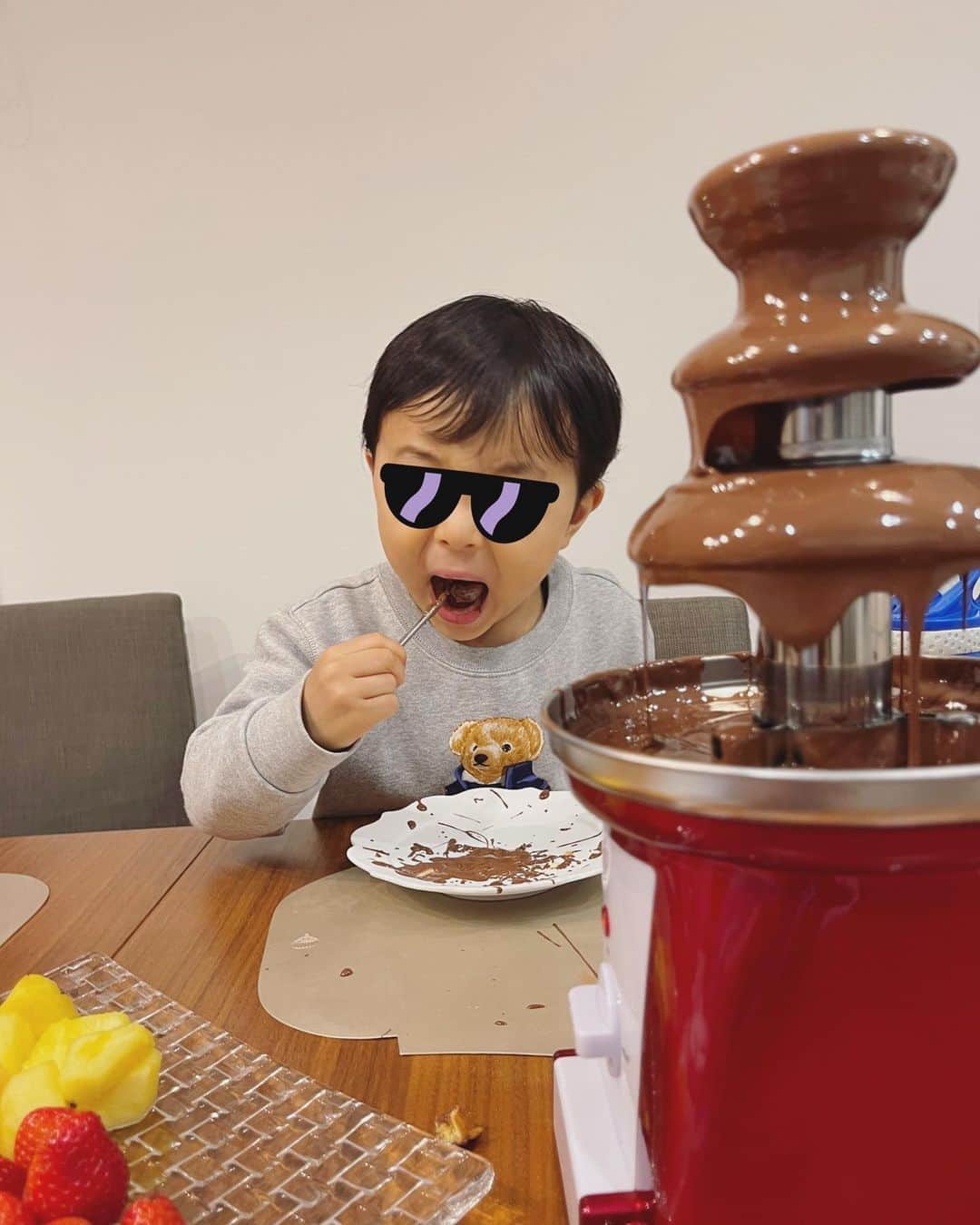 本田朋子さんのインスタグラム写真 - (本田朋子Instagram)「バレンタインデーの昨日は息子希望のチョコレートフォンデュ。🍫 フルーツを切って、チョコレートを溶かすだけなので、こんな楽なバレンタインデーで良いのかなと余裕ぶっていましたが… 自分でも信じられないことに、チョコレートを溶かすのに2回も失敗😇😱  1回目は、滑らかにしようとレンチンした牛乳を加えた瞬間、固まってしまいました。（牛乳の温度が熱すぎたため） そして2回目は、焦って湯煎で溶かしていたら、湯煎のお湯がぽちゃんとチョコレートの中に…。 試合終了〜。🤦‍♀️ 急いでスーパーにチョコレートを買いに行って、仕切り直し。 その途中でもドタバタ劇が。（その模様はブログにて）  毎年のようにバレンタインデーのスイーツ作りで失敗して、一人でイライラする私。 主人にとって、バレンタインデー＝恐怖の一日らしいです😝  待望のチョコレートフォンデュを喜んで食べてくれた息子の笑顔に救われました💛  スイーツ作りの才能ゼロの母で、ごめんねー❗️ 来年は買ってきた美味しいスイーツで、平和なバレンタインデーにしようかな😂  #バレンタインデー #チョコレートフォンデュ #チョコレートファウンテン #本田朋子のweekly献立  #amazon #楽天 #全国の書店で発売中」2月15日 11時18分 - tomoko_honda_official_phonics