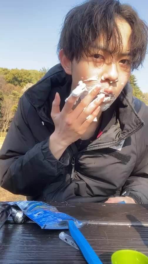 村松健太のインスタグラム：「お外でおメイクし」