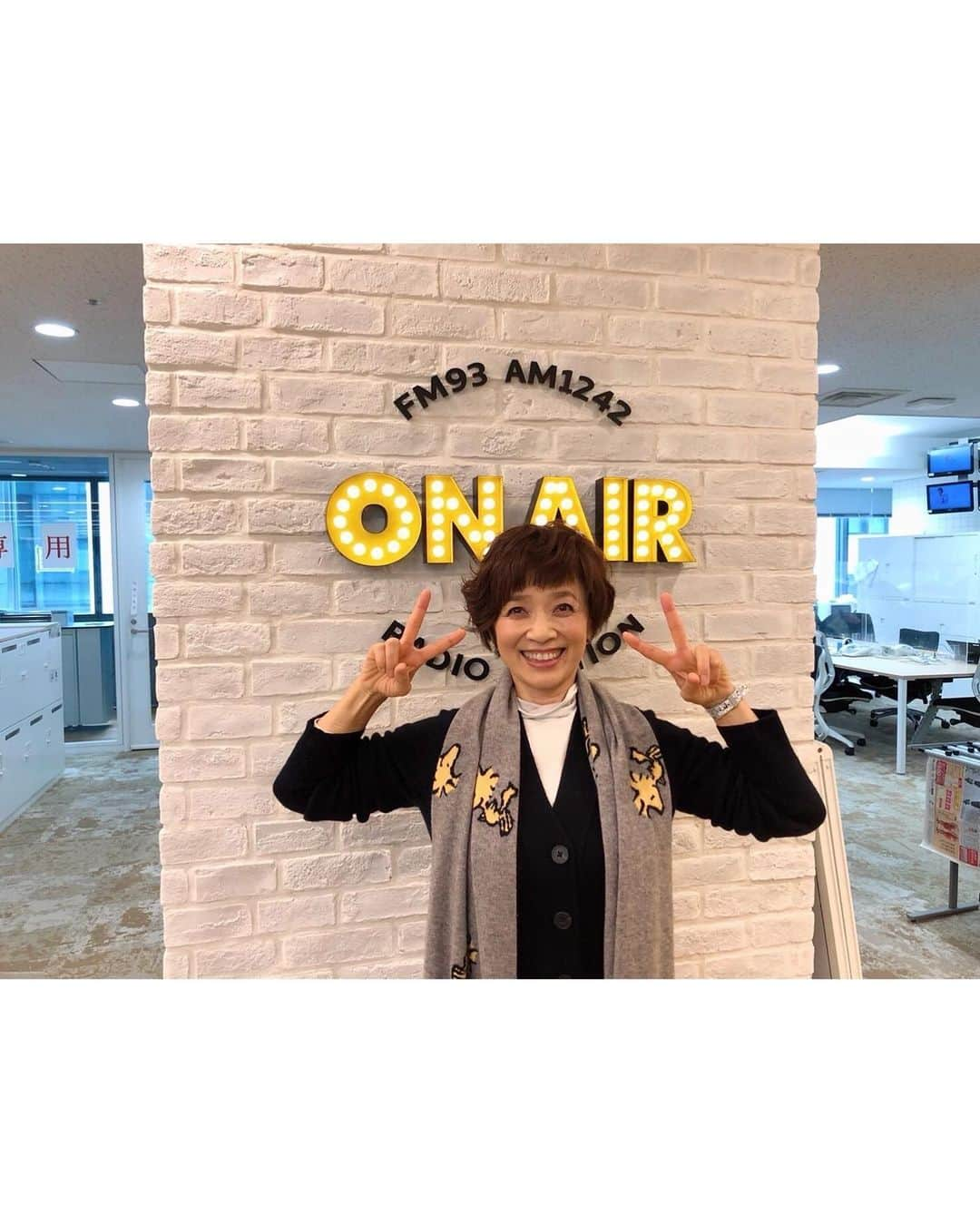 榊原郁恵さんのインスタグラム写真 - (榊原郁恵Instagram)「. お陰様で療養終了となりお仕事再開させて頂きました❣️ ひっさし振りに外に出て人と会話して　マイクに向かってたっぷりおしゃべりしてきましたが… なんて幸せな事❗️ なんて楽しいの‼️ 産休以外で10日もお休みした事無かったから、改めてお仕事をする喜びを感じました❣️ カラダが喜びで満ち満ちております❣️ ご心配おかけしました。 ご迷惑おかけしました。 改めて…榊原郁恵・頑張ります❣️🤗  #仕事復帰 #榊原郁恵」2月11日 14時42分 - sakakibara.ikue