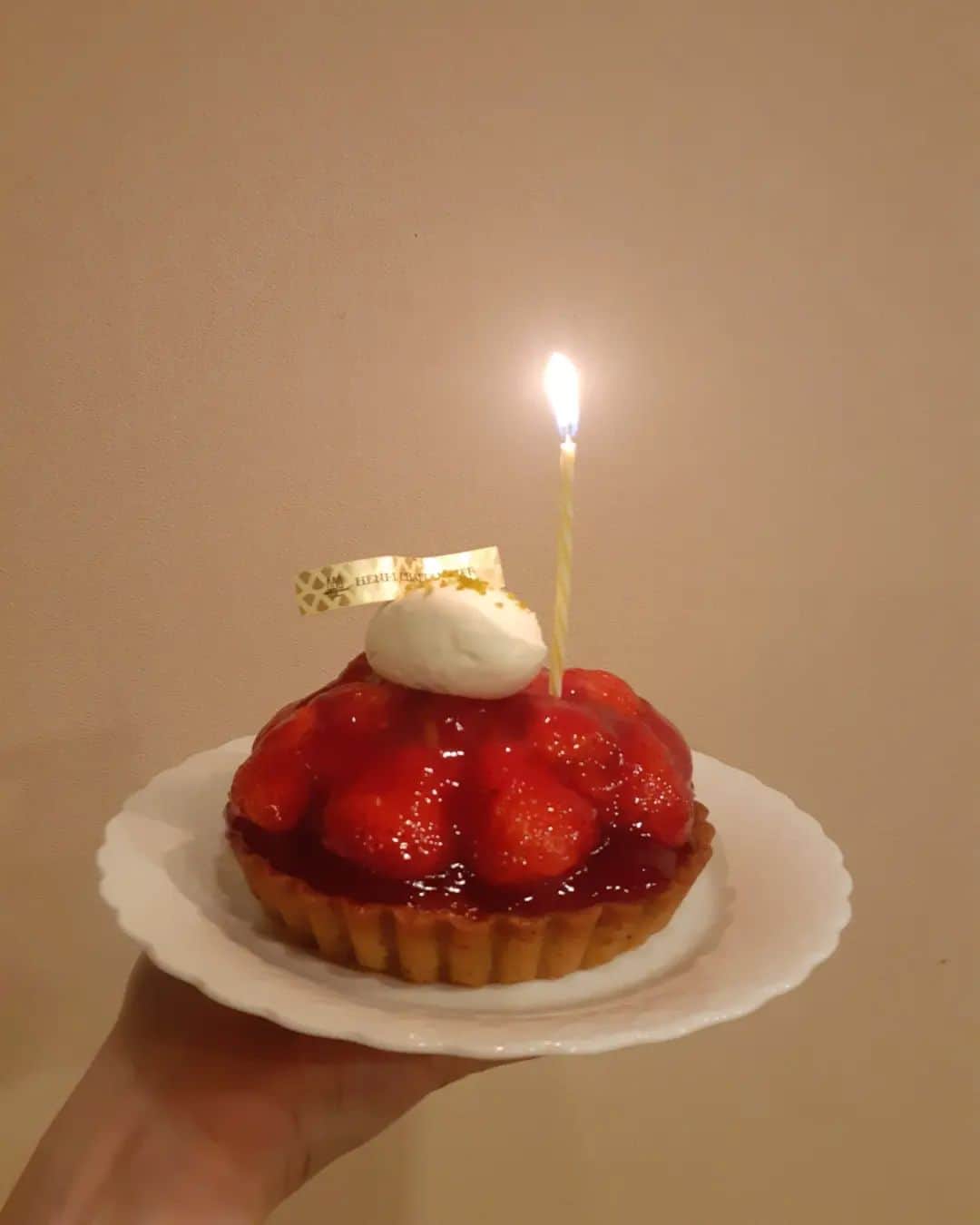 黒坂真美のインスタグラム：「Happy Birthday to Me🎂 . 2月10日は私のお誕生日でした！ いくつになっても お祝いして貰えると嬉しいですね🤍 . 友達からのメッセージカードとプレゼントが本当に嬉しかった！ 素敵なプレゼントを頂くと、 次に私もこんなプレゼントを送って友達に喜んで貰いたいな～って思います🤍 . お祝いメッセージもたくさんありがとうございました🤎 . #黒坂真美 #kurosakamami #happybirthday #henricharpentier  #ツッカベッカライカヤヌマ  #christiandior #chanel #elmo #makeawish エルモに🎂を狙われた！」