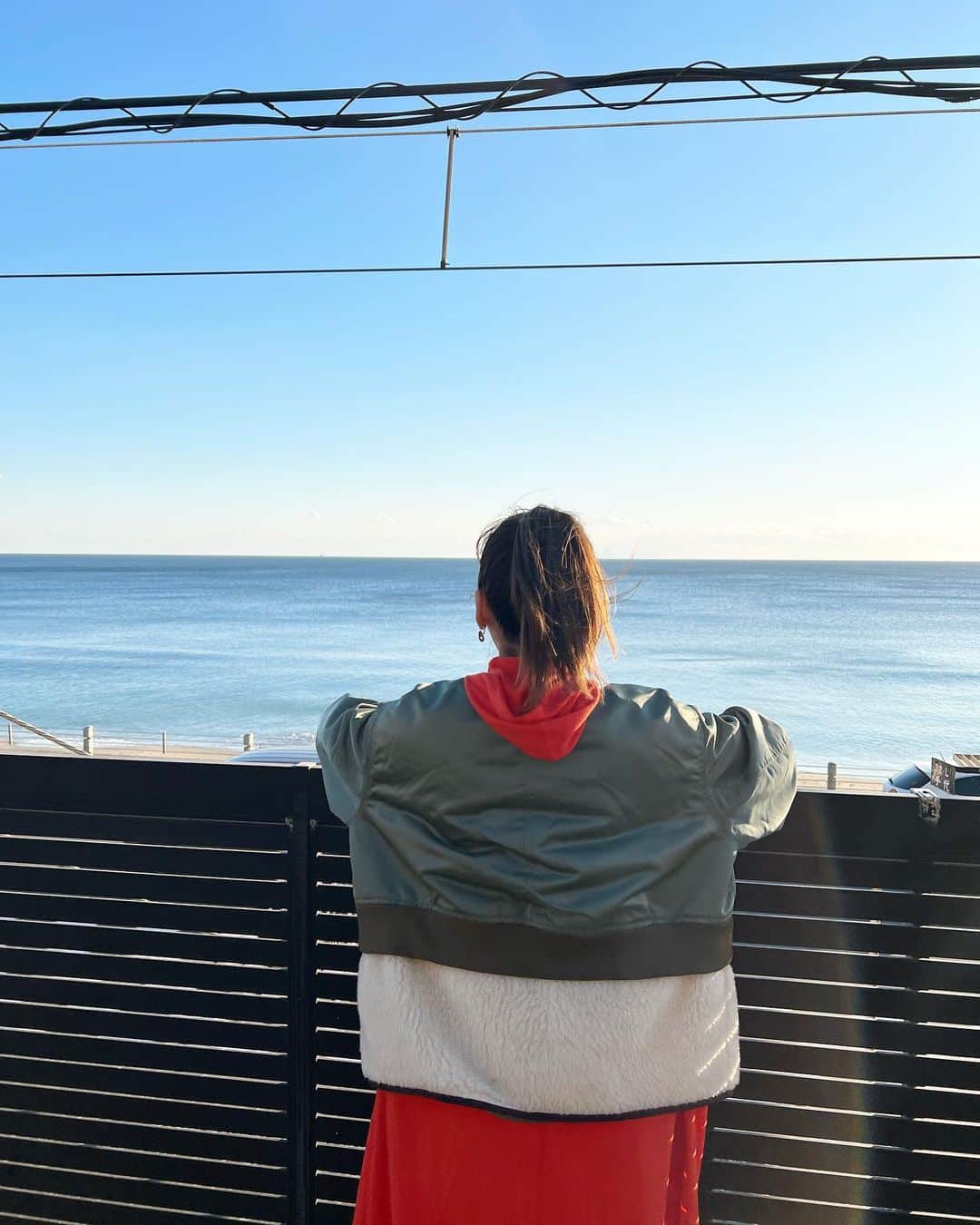 近藤千尋のインスタグラム：「江ノ島🐳ロケと　 今日の生放送の写真🤳💕  川島さん、まこちん おかえりなさい〜❤️ 担任の先生がいるラヴィット、 やっぱりほっとしますな☺️☺️ なんか嬉しくてうるっとしてしまったのは ここだけの話🤫笑  ひいちゃんの可愛さに癒されて、 草薙さんとの江ノ島タイタニックや 平井さんの爆買いピッコロ町娘も 楽しい江ノ島でした💗  金曜日が終わっちゃったなぁ🥲  三連休、みなさんはなにするの？💕  ロケ⬇️  @rosebud_official_  スタジオ⬇️  ウェア @toryburch  アクセサリー @asamifujikawa  シューズ @dianashoespress」