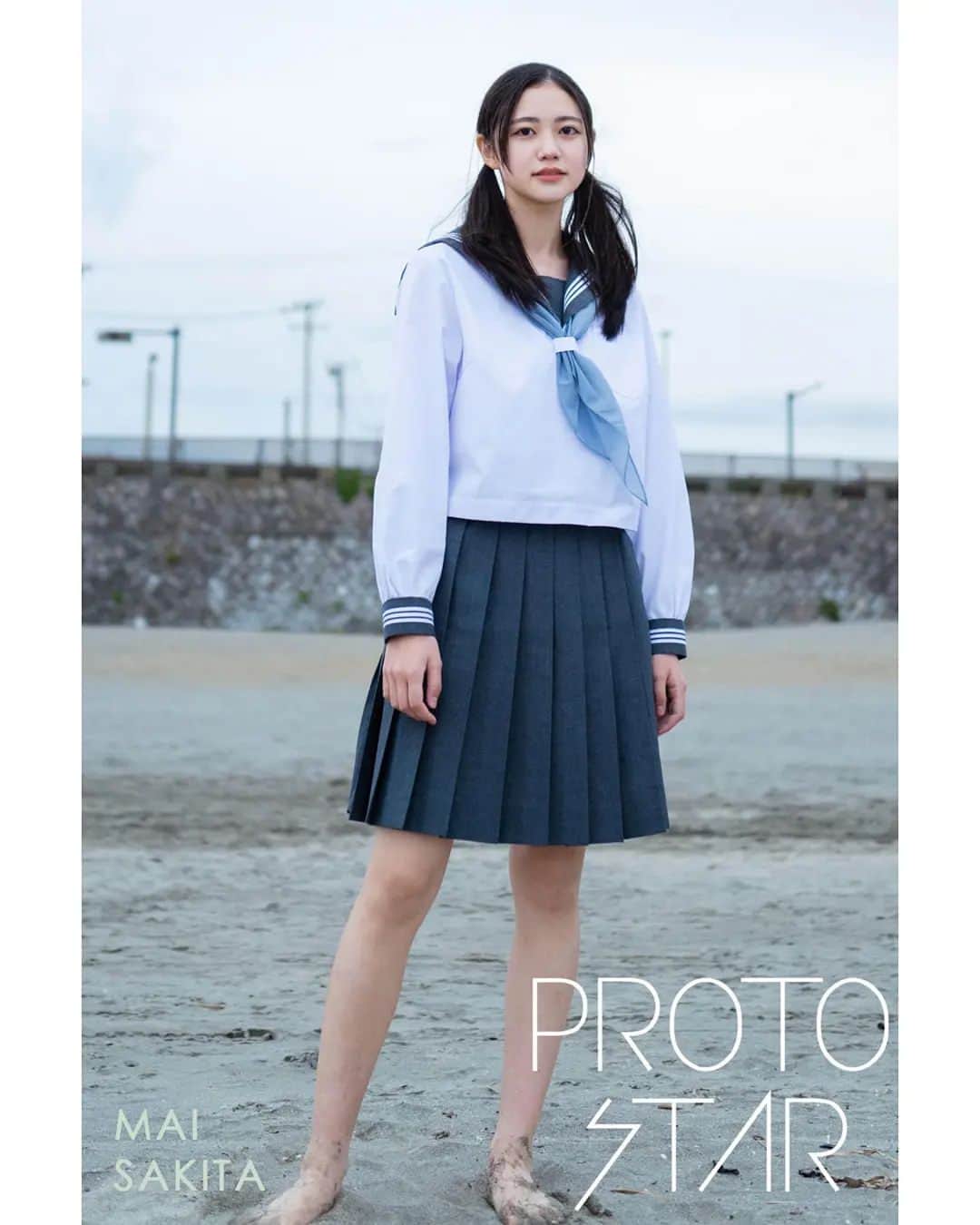 咲田まいのインスタグラム：「PROTOSTAR 咲田まい vol.4  本日予約開始となりました。 セーラー服とオレンジ色のパーカーのとっても可愛い2つの衣装で撮っていただきました！海での撮影もあり、周りのスタッフさんが支えてくだったので楽しんで撮影に挑戦することができました☺︎ 是非ご覧下さい✨  https://protostar.jupimar.jp/2022/02/11/sakita-mai-04ep/  #PROTOSTAR #咲田まい」