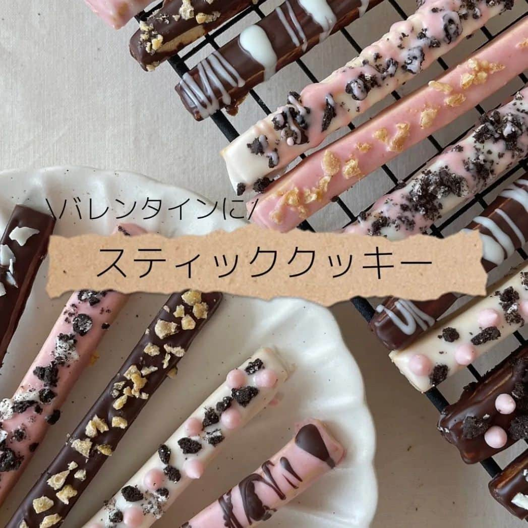 4meee!さんのインスタグラム写真 - (4meee!Instagram)「【バレンタイン特集🍫】ストーリーでも反応が多かった簡単レシピをご紹介✨  ・ バレンタインにぴったりなスティッククッキーです. 楽しくアレンジしてみてください🍪  ＿＿＿＿＿＿＿＿＿＿＿＿＿＿＿＿＿ ✏︎材料 〔クッキー生地〕 ・バター　　　　　36g ・砂糖　　　　　　20g ・全卵　　　　　　36g ・薄力粉　　　　　120g  〔コーティング〕 ・チョコレート　　各45g ・サラダ油　　　　各2.5cc ・トッピング  砂糖控えめのクッキー生地です. たっぷりチョコレートかけちゃってください🍫 ・＿＿＿＿＿＿＿＿＿＿＿＿＿＿＿＿＿  こちらは @cake__25 さんの投稿をお借りしています🎀 ・ ・ #お菓子作り#お菓子作り好きな人と繋がりたい#TOMIZファミリー#クッキーレシピ#バレンタインレシピ#バレンタイン#焼き菓子#クッキー#おやつの時間#ホームメイド#おうちカフェ#いいね返し#今日のおやつ#お菓子作り記録#レシピ#おうち時間#日々の暮らし#簡単レシピ#ラッピング#バレンタインラッピング#スティッククッキー#チョコレート#チョコクッキー」2月11日 7時59分 - 4meee_com