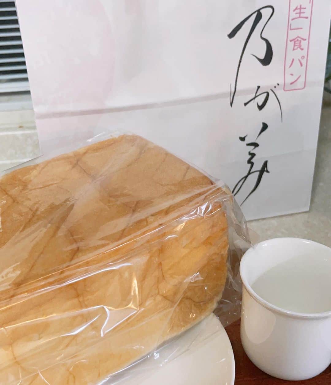 水谷雅子さんのインスタグラム写真 - (水谷雅子Instagram)「#おはようございます#朝食#モーニング #goodmorning #breakfast  #akitainu #dogsofinstagram  #秋田犬#秋田犬マグ#おはようマグ #今朝のマグ #小倉トースト#苺ヨーグルト #乃がみ食パン  #カフェオレ#珈琲 #水谷雅子#水谷雅子beautybook50の私 #水谷雅子の美容の秘訣シリーズ  名古屋12℃☀️ おはようございます！ 三連休ですね。 今日明日は気温も上がり穏やかに晴れるようです。 日曜日はまた雪の模様です。 体調管理には十分に気をつけて下さいね！ お仕事の方は頑張って行ってらっしゃい☺️❤️」2月11日 8時18分 - mizutanimasako