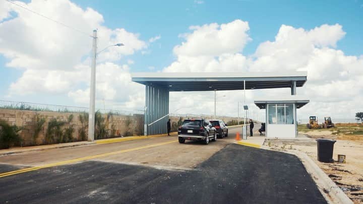 ロビンソン・カノのインスタグラム：「Gracias al excelentísimo Presidente de la República Dominicana Luis Abinader Corona, por acompañarnos esta tarde en el inauguración de EAST Recycling, un sueño hecho realidad que contribuirá a retirar y reutilizar 25 millones de libras de plásticos al año, de lo que un alto porcentaje por lo general llega a las playas y ríos, y así también es llevado a los vertederos improvisados. @presidenciard @luisabinader   Siempre he sentido necesidad de convertir a San Pedro de Macorís en un pueblo tan limpio como el corazón de su gente, que las calles de este pueblo se parezcan a la bondad, a la alegría, a la sonrisa de nuestra gente y así un día me propuse trabajar en este tema que hoy se hace realidad. #SanPedro #EastRecycling ♻️🇩🇴🙏🏾」