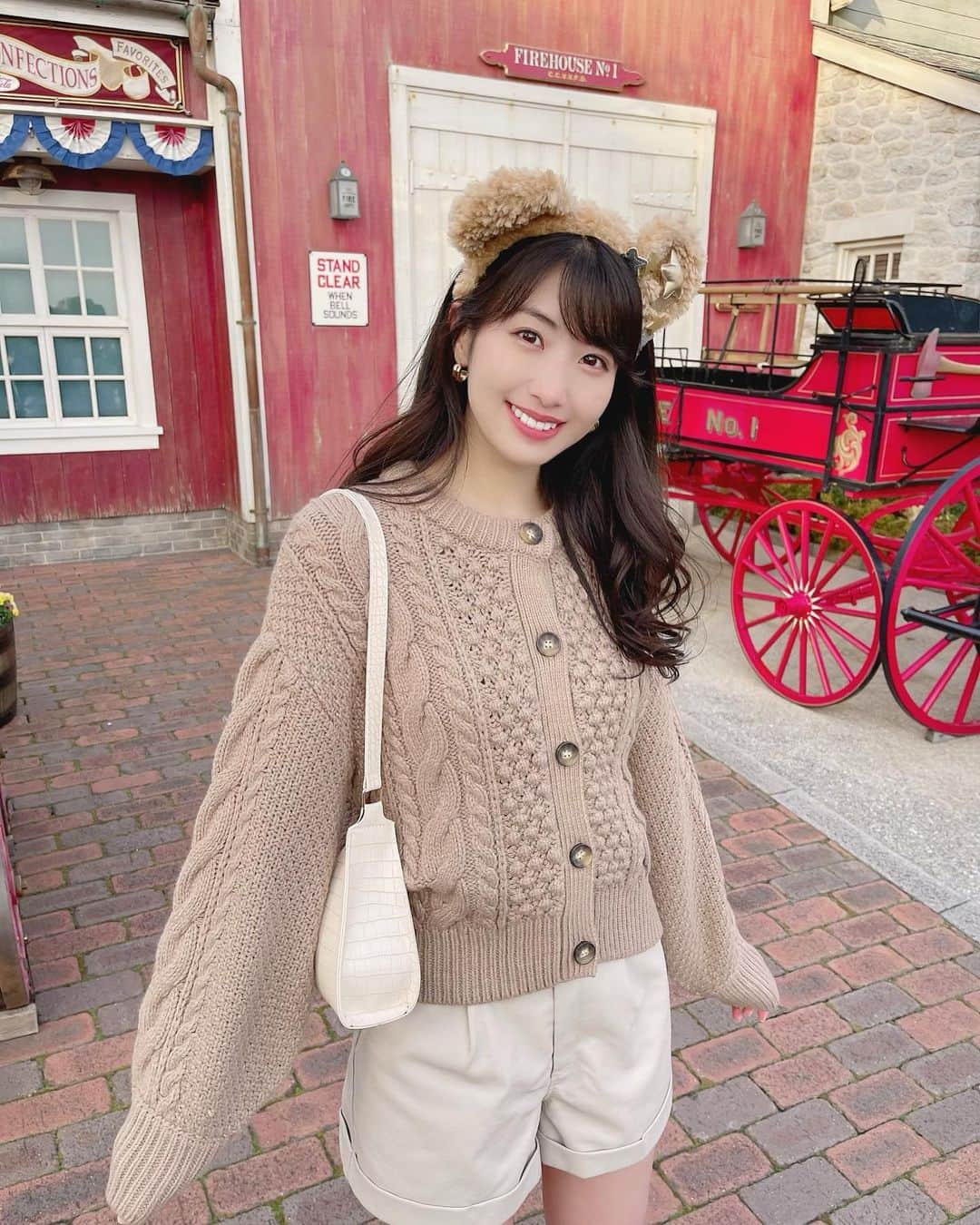 のインスタグラム：「久しぶりのディズニー投稿🧸♡ (12月の写真です…🙊🙊❄️🧣) . . #スターリードリームス のダッフィーのカチューシャ💫普段あまりダッフィーのカチューシャつけないんだけどこのシリーズだけは着けたかった🥰🥰💗 . . ちなみにこの日はさっほーとインしたよ♡ 約２年ぶり？！とか！！久しぶりすぎた✨✨ . . #ディズニー」