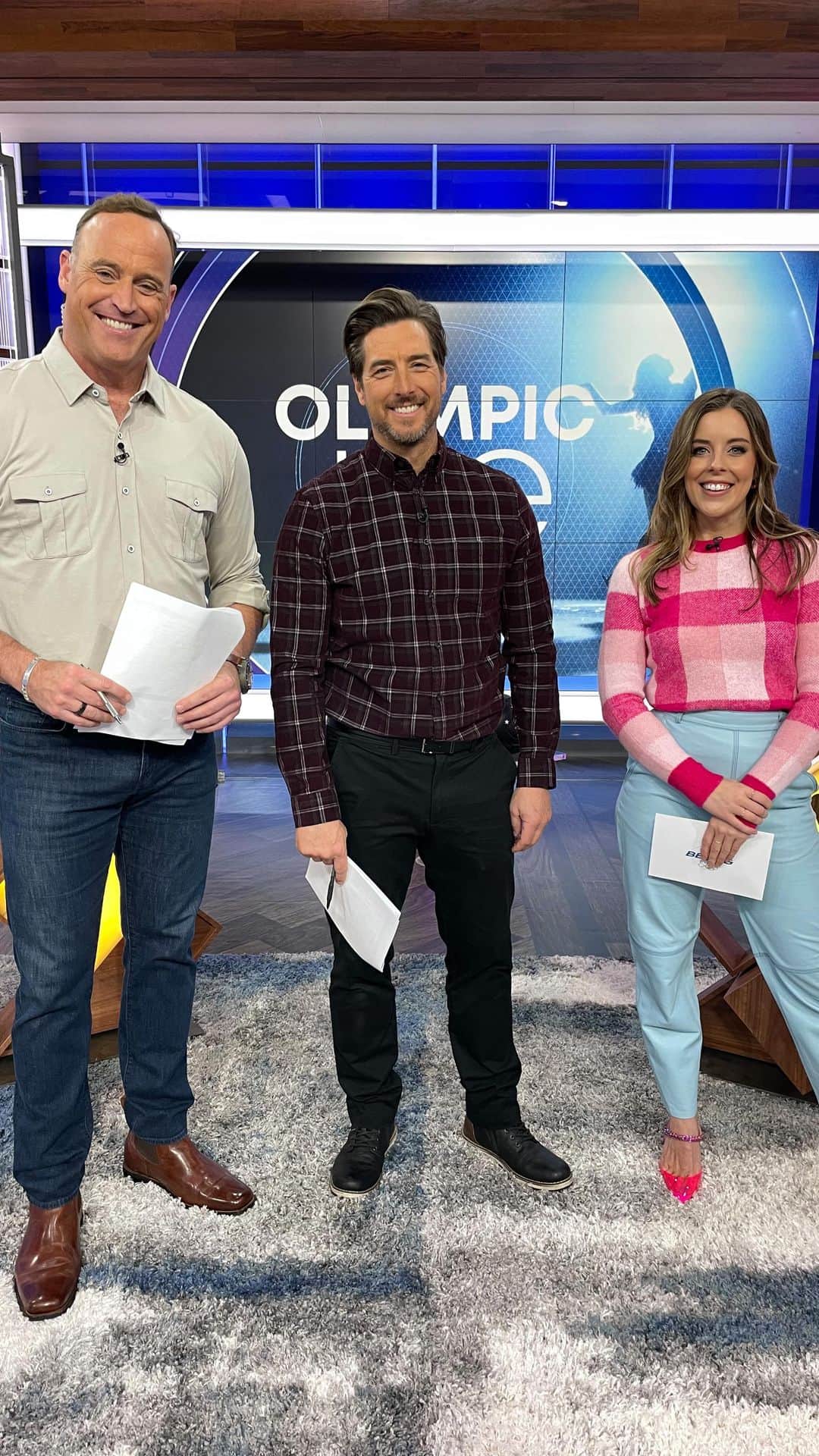 アシュリー・ワグナーのインスタグラム：「Ever wonder how we go from in-studio segments down to the ice so fast? Lots of barefoot running through Chelsea Piers sports complex while being cheered on by my favorite researcher @nashattack 🤣 Tomorrow on #OlympicIce we have some awesome interviews and we are breaking down some big news in figure skating at the }winterolympics」