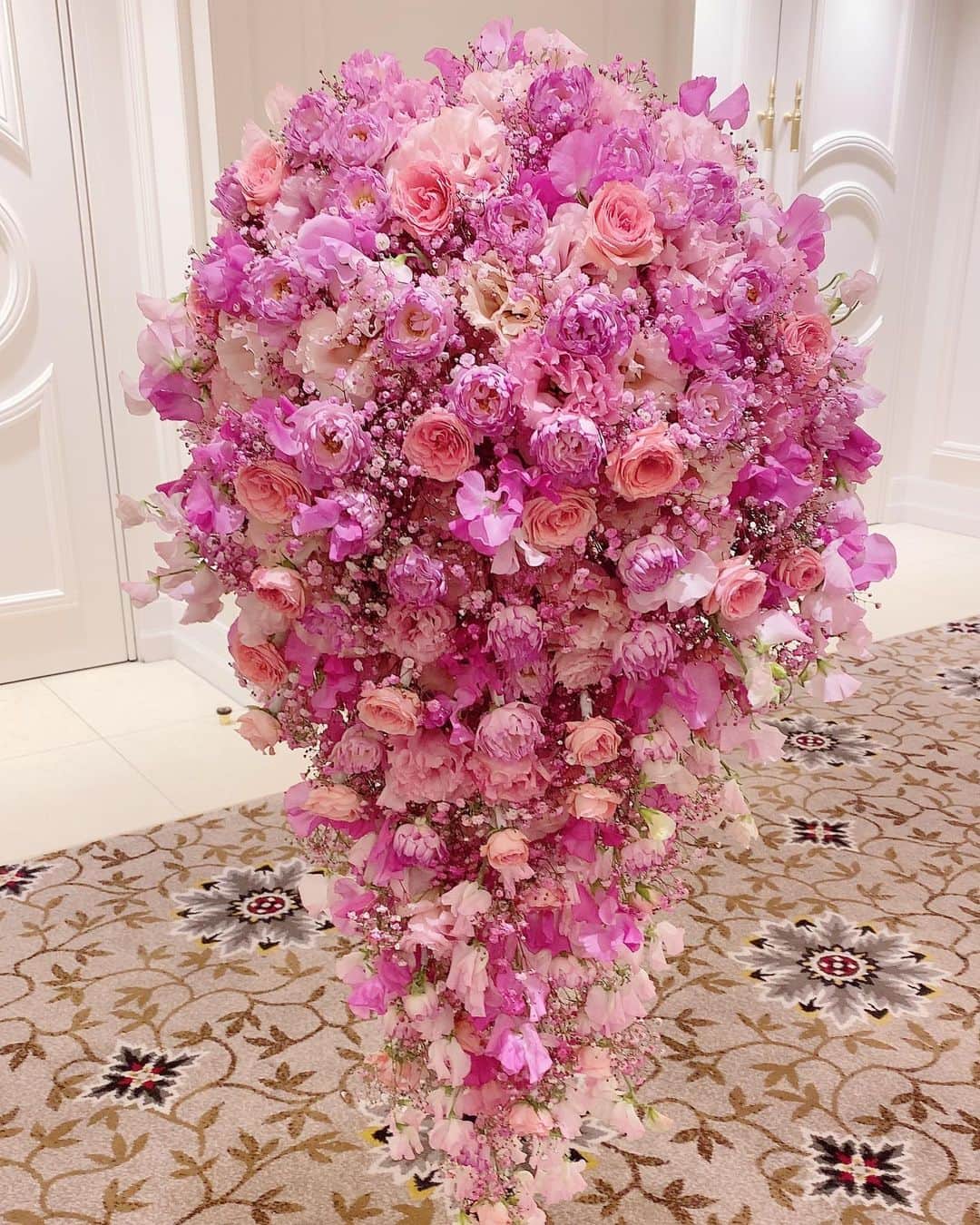 鞠花ゆめのインスタグラム：「花と初心✨  宝塚大劇場の退団ブーケです💐宝塚にございますカサブランカさんに東西共に退団ブーケをお頼み致しました。わたしの好みをしっかり聞いて下さりとてもセンス良く素敵に作って下さいました。本当に感謝の気持ちでいっぱいです💓  さて、もう一枚あげましたお写真ですが、 研7の新人公演のご挨拶から申し上げておりましたが、退団の最後まで"自分だけの花“というものを大切にしたいと思って生きてきました。  この本に書かれている”花””初心“について等、とても感銘を受け、度々読んでおりました。  “今、私たちは初心といえば、美しいもののように扱っていますが、世阿弥の初心とは、必ずしもそういうものではない。むしろ、未熟で、まずい芸を「初心」と呼んだ…”  ”行く川の流は同じ水にして、しかも元の水にはあらぬのように、初心は初心のままで、次第に姿を変えて行く…”  ”未熟な時代の経験や、失敗を、その場限りで忘れてしまったら少しも身につく筈がないからで、次に過去から現在に至る、その経験を、骨身に刻んで残すことが「時々の初心」である。”  能、歌舞伎に続きます伝統ある宝塚、その心はどこか共通にあるのではないかと思います。宝塚の先生方、中の様々な方々が芸の道について沢山の事を教えて下さいましたが、この本もわたしにとっての先生でございました✨  #初心 #花 #世阿弥  #退団ブーケ」