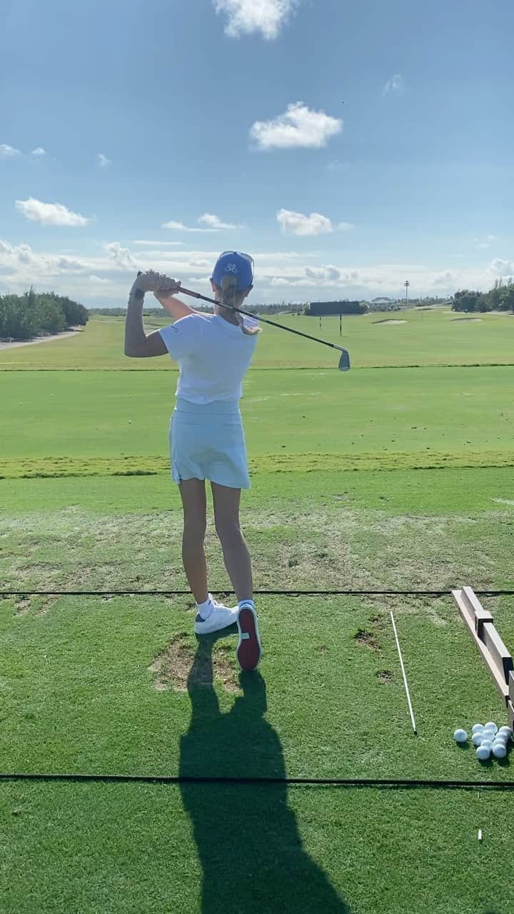 ナタリー・ガルビスのインスタグラム：「— Season 21– Yikes!!!! @lpga_tour」
