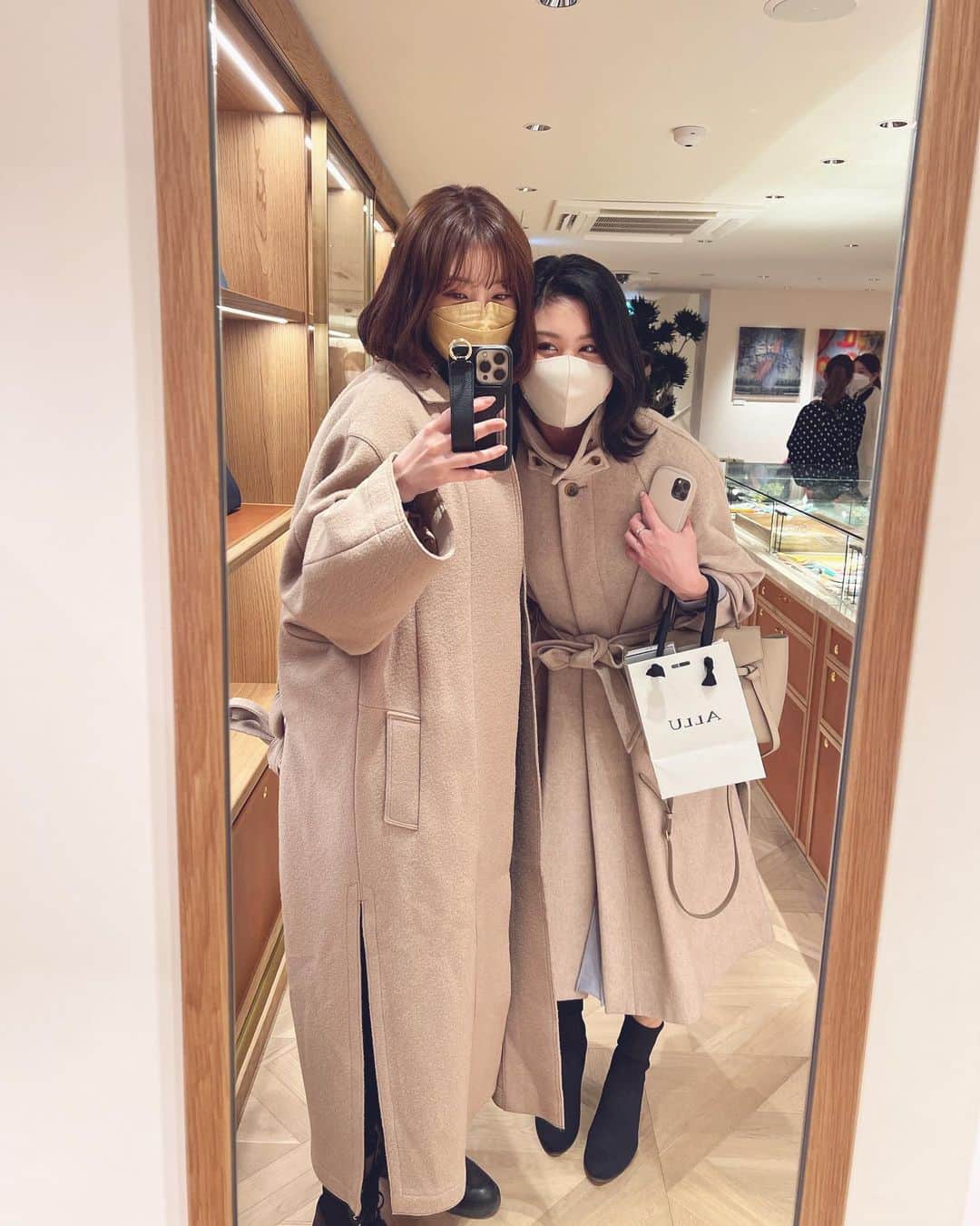 Rina Itagakiのインスタグラム：「大好きなizuさんと🤍  この前、ヴィンテージブランドショップ @allu_official.jp の表参道フラグシップ店オープニングに遊びに行ってきました🛍  @muramuramuracho さんの相変わらずの素敵なセンスがいっぱい詰まった空間でした💫  また今度ゆっくりお買い物しにいこうっと🥰 #weekend」