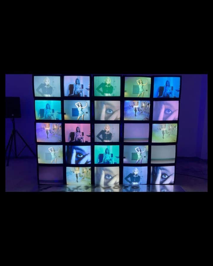 のインスタグラム：「INVU : THE EXHIBIT 💿📸🏹🌙📺🖤🎥 얼마 남지 않은 전시회 얼른 보러오세요🖤 #invu 오감자극 전시회🫀」