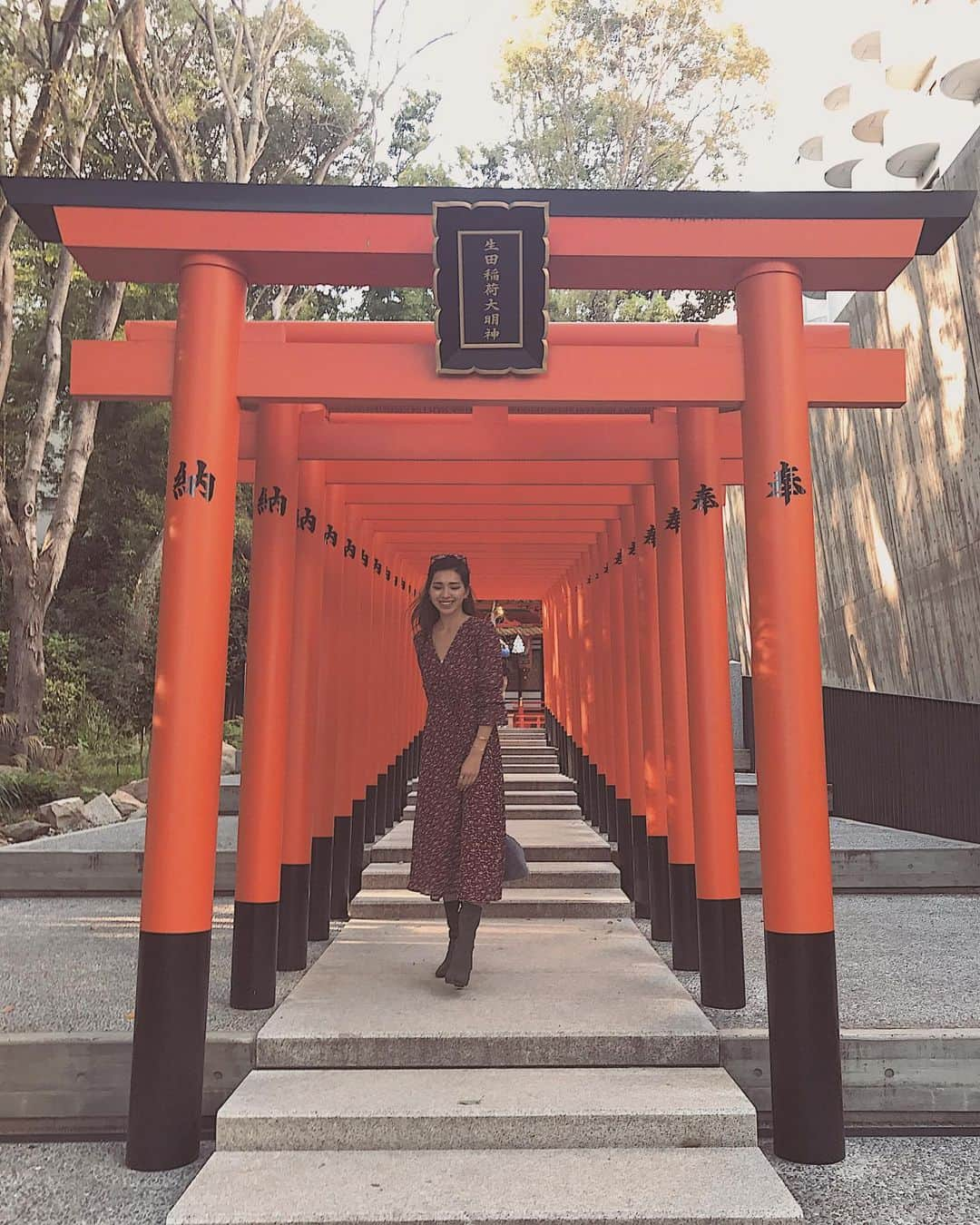 来夏のインスタグラム：「#🧳 雪積もらなかったかぁー❄️ 夜中に何度も窓の外見て 楽しみにしてたら寝不足気味だ😂  こないだストーリーで タイでの CONNECT JAPAN(日本カルチャーを伝えるイベント)を 振り返っていたら 兵庫の名産を手にとってたので こんなのがあるよと教えていただいた✨  兵庫もお仕事で何度かいったけど ゆっくり観光したことはないんだなぁ🤓 地域に根づいたものづくりが沢山あるんだなぁ と、学べたのでシェア⭐️  -HYOGO KOBE STORY- ・兵庫の魅力旅  https://kfo.or.jp/story/  YOUTUBEで "kobe premium night"をチェック✅  LUCERRAでも昔ながらつづく技術をとりいれたり 地域の魅力を広めたいことのひとつ🌙  まだまだスムーズに行きたいところへ旅できないこの頃は いろんな場所を調べて妄想☺️🗾🌏  思い出探してたら生田神社に行ったの発見⛩ これくらいしか仕事以外の写真なかった😅  またいろんなところへ旅したいし 子連れでおすすめもあったら知りたい🤓  #hyogokobestory #kobepremiumnight #兵庫神戶ストーリー#神戶プレミアムナイト #兵庫オススメ#神戶オススメ」