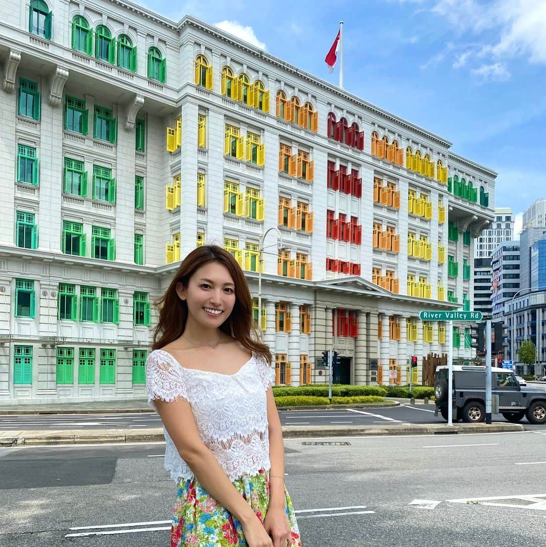 のインスタグラム：「What kind of building do you think it is? It was actually a police station😳🚓  シンガポールのインスタ映えなビル🇸🇬 実はこれ警察署だって今知った🤣 可愛いね☺️  追記:昔は警察署で、今は情報通信省っていうのが入ってるみたいです💡  #oldhillstreetpolicestation#policestation#singapore#シンガポール#singapura#海外生活#海外旅行#海外移住#シンガポール生活#シンガポール観光#싱가포르#新加坡#建築物#japanesegirl#asianmodel」