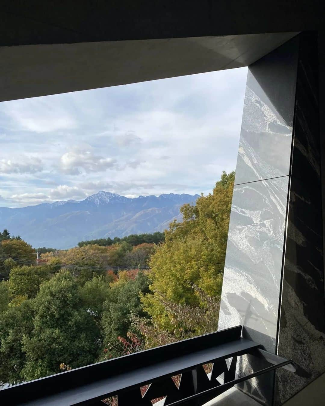 河西歩果のインスタグラム：「📍hotel keyforest HOKUTO / yamanashi  山梨で一番美味しい空気を堪能できる北杜で 美しすぎるアートホテルを見つけて、リトリートへ。  貸し切りスパ、地元食材のディナー、 中村キースヘリング美術館も楽しめたよ🌿  朝のベランダから見る紅葉と澄んだ空気が 最高に幸せだったな～」