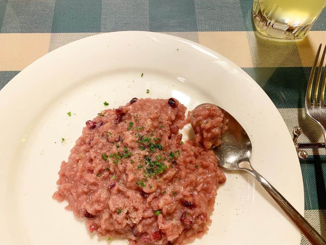 篠原理沙のインスタグラム：「\日々の食事が自分をつくる！/ . 毎日の食事が今の自分をつくっているとしたら、 一回一回の食事も大切にしなきゃな〜と思います。 適当なものを食べていると、 自分を雑に扱っているのと同じだし、 身体はやっぱり素直。 肌の調子も悪くなるし、 体調も崩しやすくなります。 - 自分がなりたい姿を想像して、 逆算して食べ物を選ぶことも大切かなと思います。 まぁ、たまに私も手を抜いちゃうこともあるけれど💦笑 - 例えば炭水化物だったとしても、 質や素材に拘ってみてもいいかも！ 写真のリゾットも徳島の食材を使ったものらしく、 ヘルシーで美味しかったな😋 #健康第一 #イタリアン #美味しいもの好きな人と繋がりたい #食事が変わればあなたが変わる #食が身体をつくる」