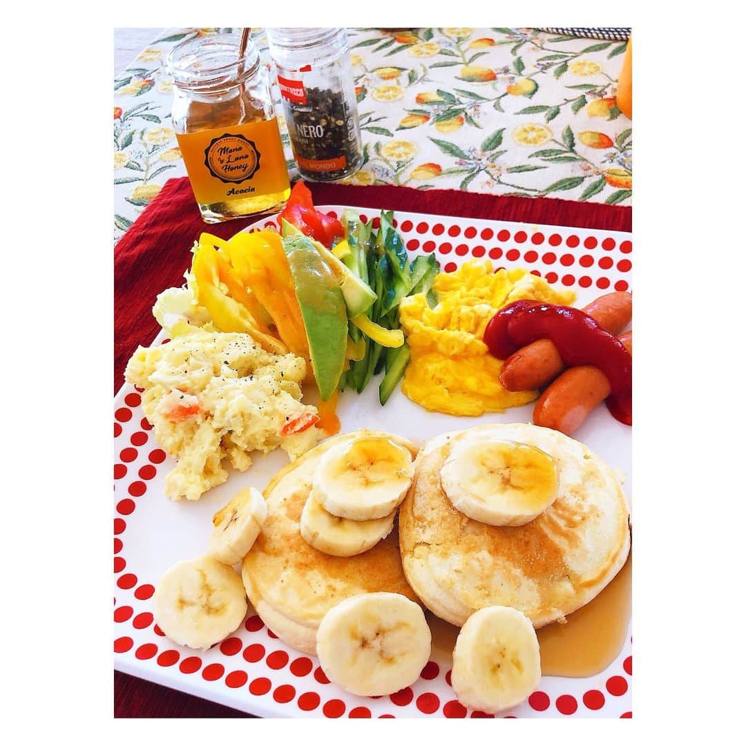 RisaWisteriaのインスタグラム：「お日様が気持ちいいお休みの日の朝💛 . こんな日は、リコッタパンケーキに アカシアローハニーをたーーっぷりかけてブランチ✨ . . おいしくって幸せが溢れてきちゃう🐝🎵✨ . #manaolanahoney#honey#organic#organichoney#rawhoney#breakfast#lunch#pancake#cooking#はちみつ#蜂蜜#ローハニー#ハニー#朝ごはん#ブランチ#お料理」