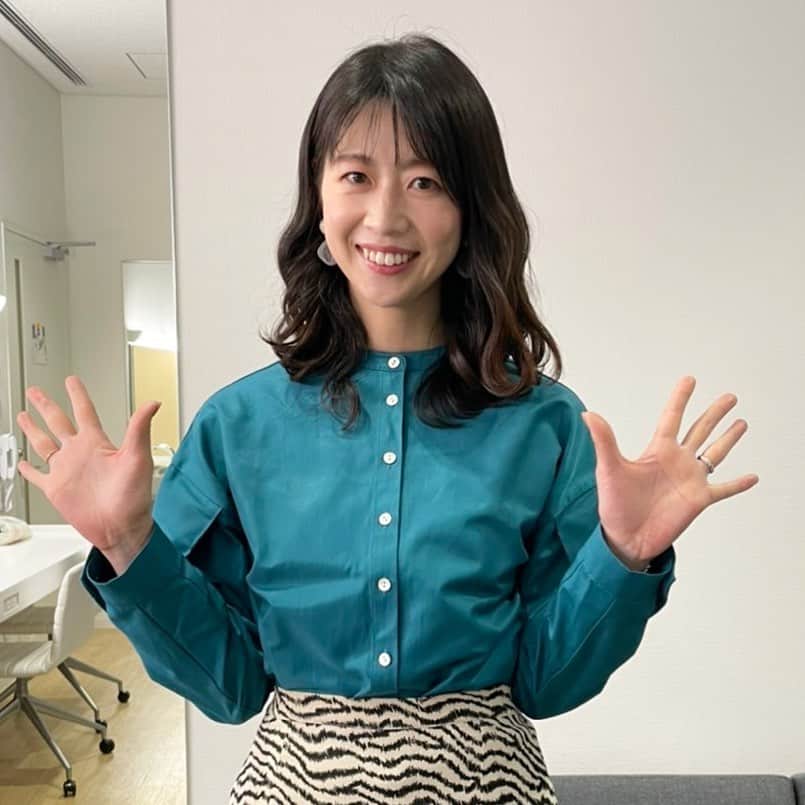 虎谷温子のインスタグラム：「本日も「す・またん！」ありがとうございました！ 祝日編成かつ短縮バージョンという事もあり、あっという間に本番終了となりました…！ので、あまり映らなかった本日の衣装です👚👚👚 #すまたん」