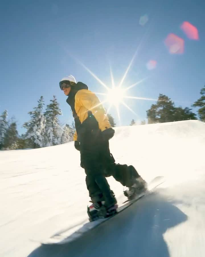 角野友基のインスタグラム：「シンプルなトリックでも感じる”角野友基スタイル”🏂 @yukikadono ‍  #レッドブル #翼をさずける #snowboarding #スノボ #角野友基 #ゲレンデ」