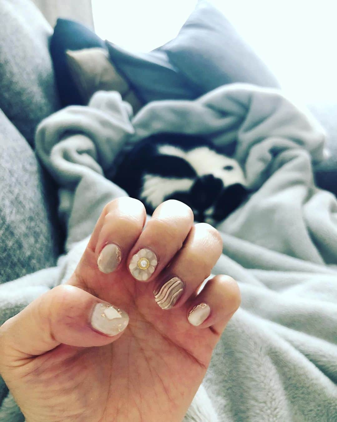 michi のインスタグラム：「今週は大雪のせいで、JR全面運休でグッタリ。。でも、ネイル💅可愛くてテンション上がった連休初日♪  皆さま良い休日をお過ごしくださいませ。  #ショートネイル #試される大地 #頑張れ北海道　た」